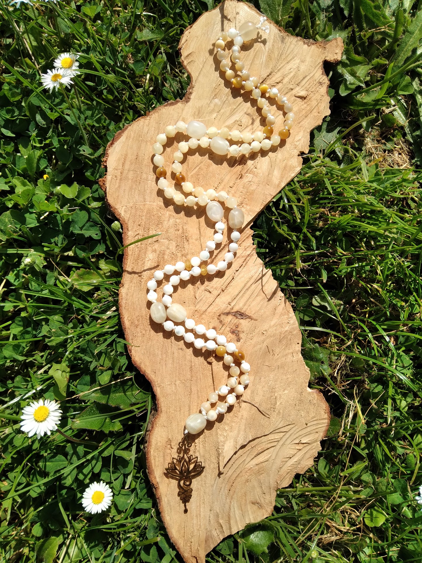 Mala Unalome "Le chemin vers l'éveil" en nacre, pierre de lune, calcite jaune, œil de tigre doré et héliodore