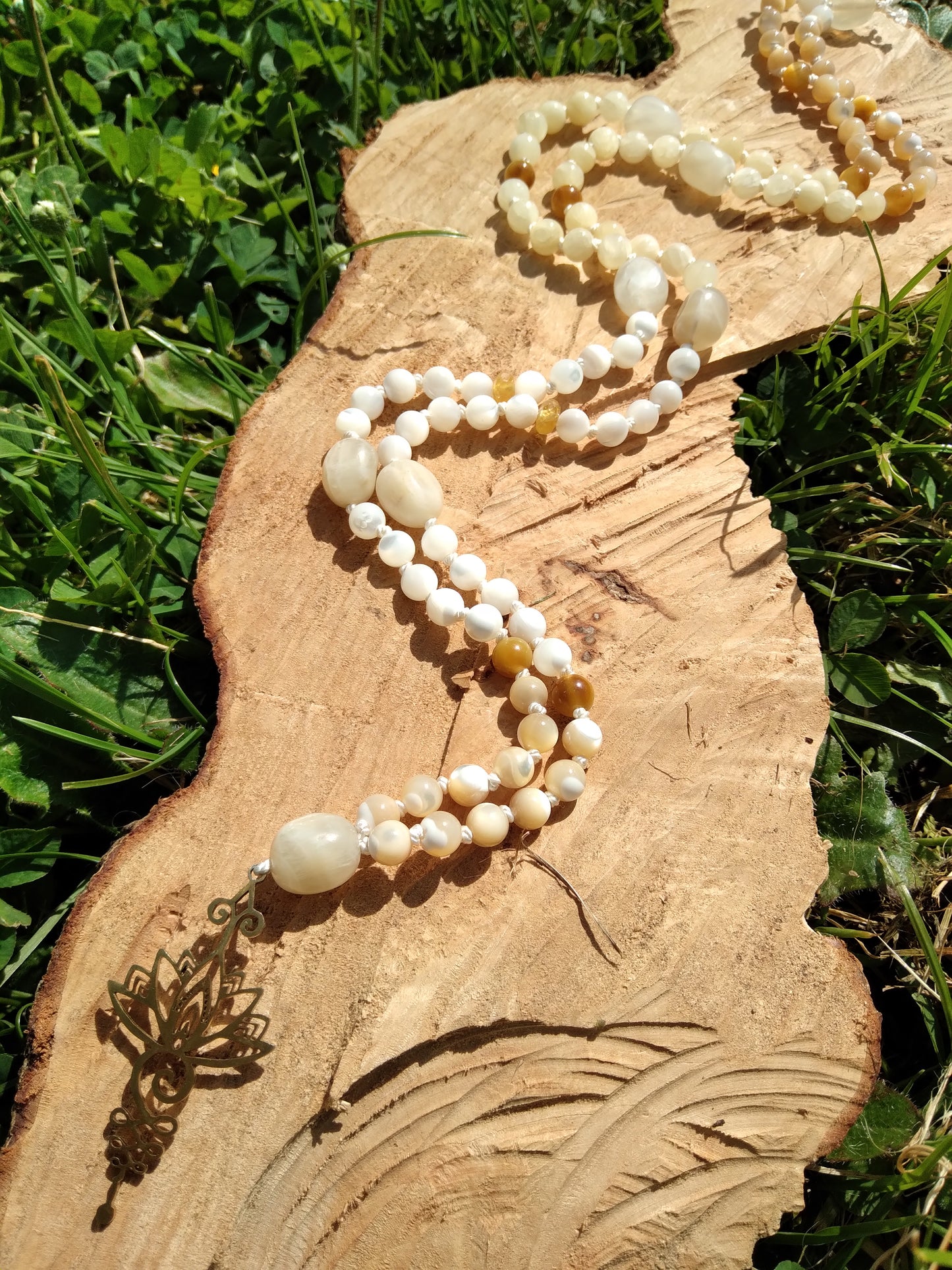 Mala Unalome "Le chemin vers l'éveil" en nacre, pierre de lune, calcite jaune, œil de tigre doré et héliodore