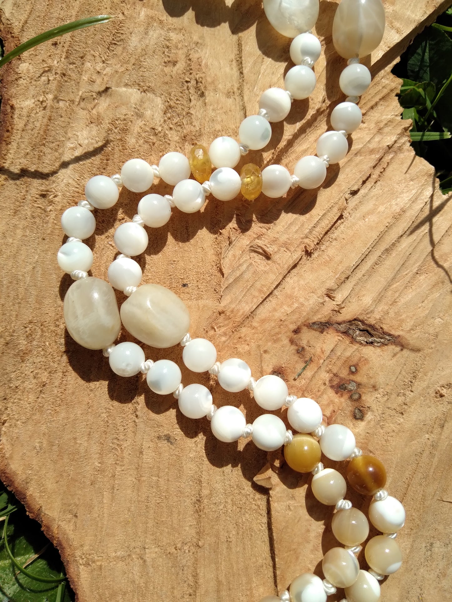 Mala Unalome "Le chemin vers l'éveil" en nacre, pierre de lune, calcite jaune, œil de tigre doré et héliodore