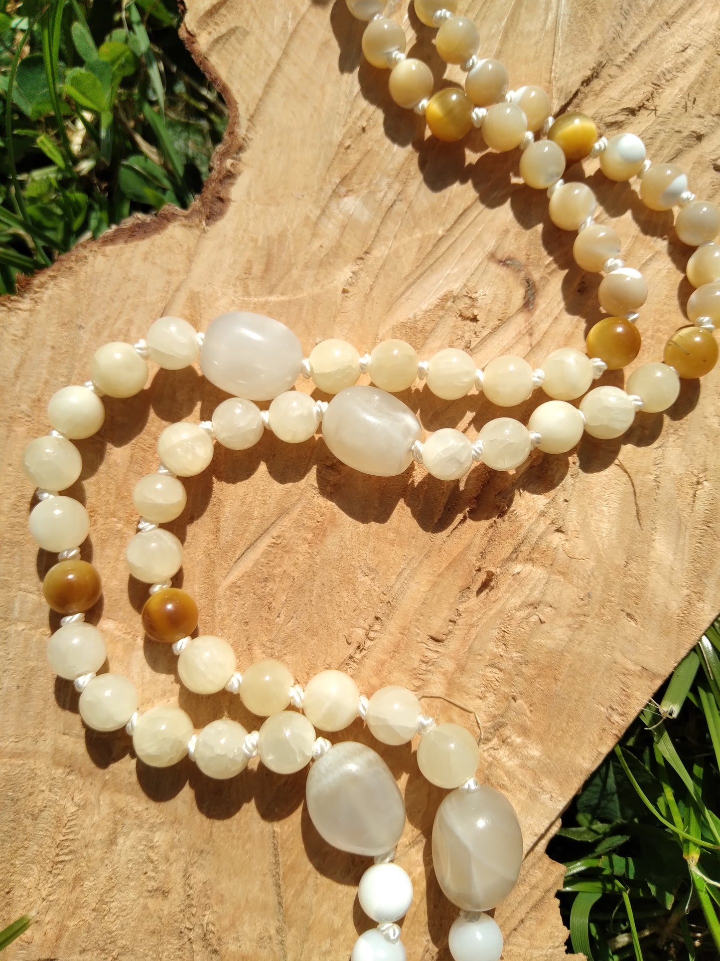 Mala Unalome "Le chemin vers l'éveil" en nacre, pierre de lune, calcite jaune, œil de tigre doré et héliodore