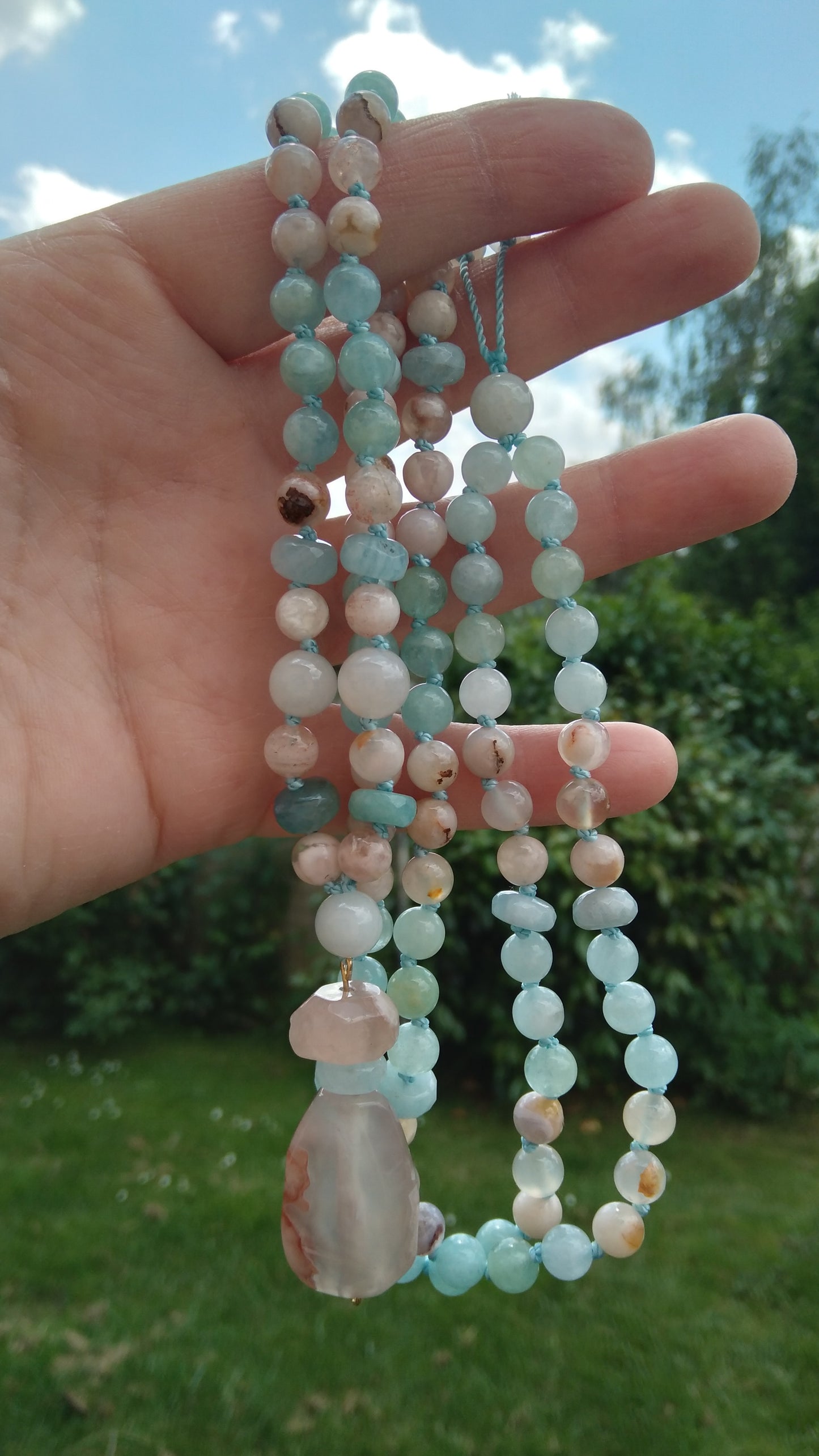 Mala en aigue-marine, agate fleur de cerisier et jade blanc "Complémentarité"