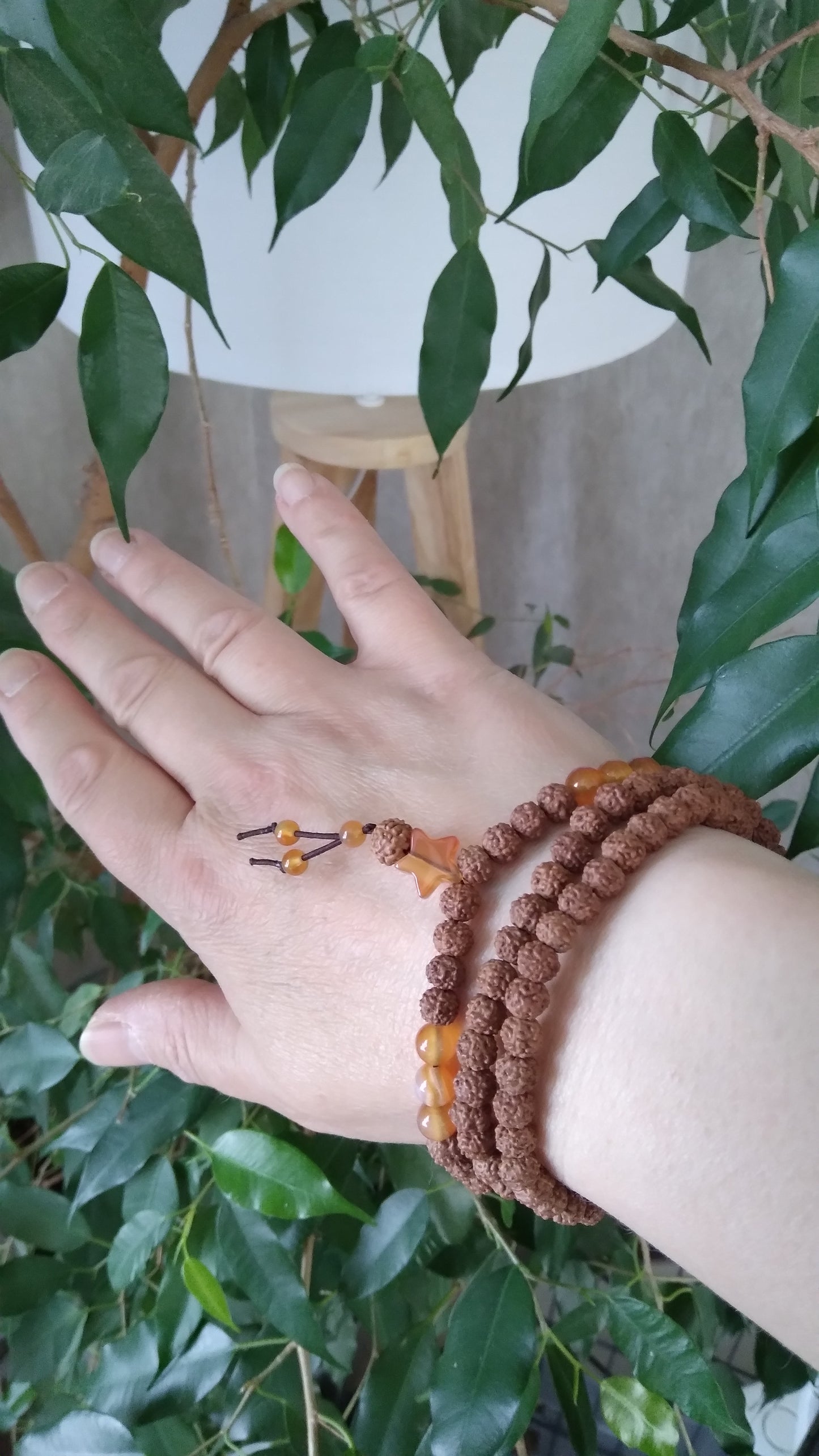 Bracelet mala en cornaline et graines de rudraksha "Vitalité"