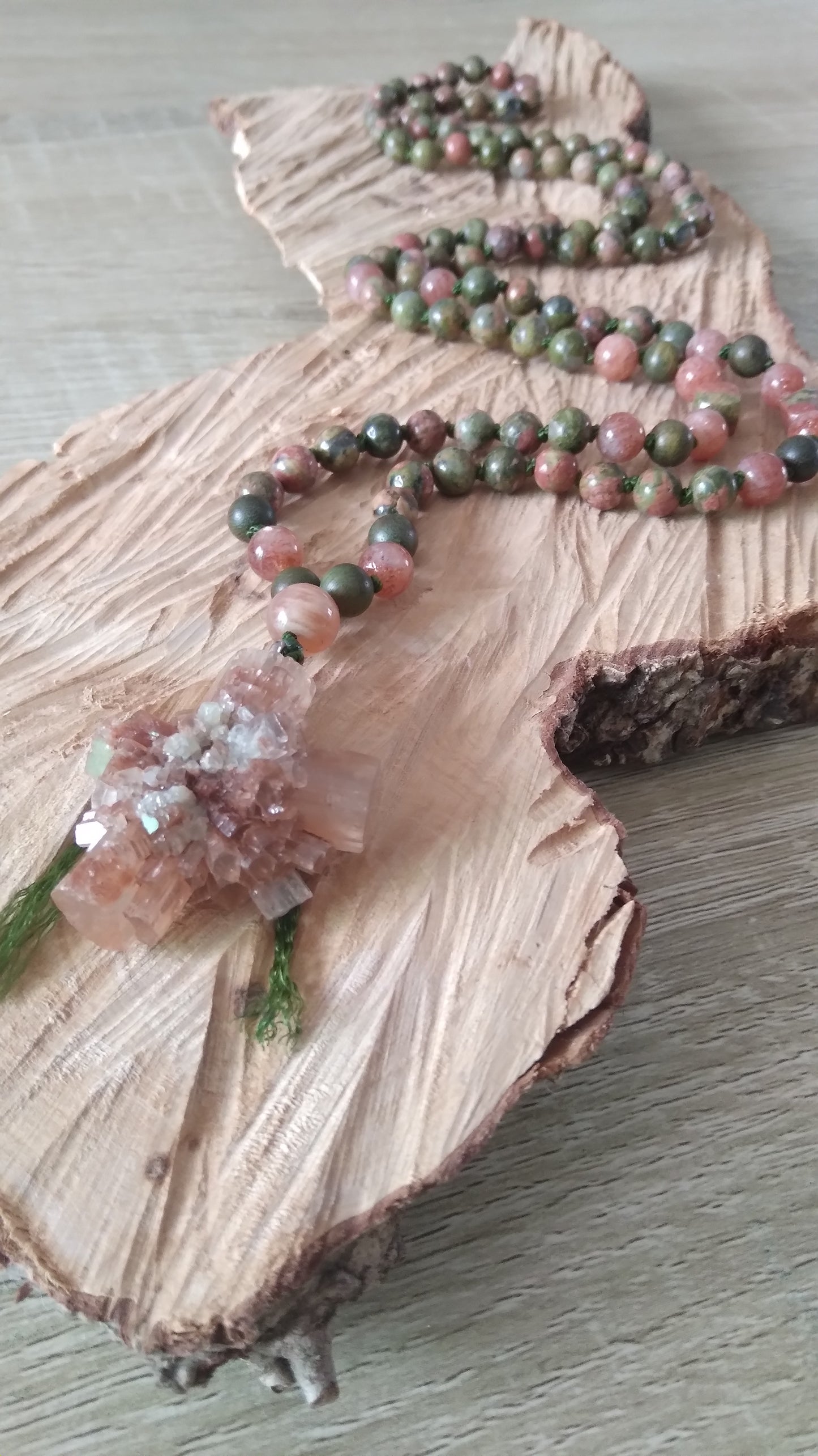 Mala en unakite, pierre de soleil, santal et aragonite "Empuissancement"