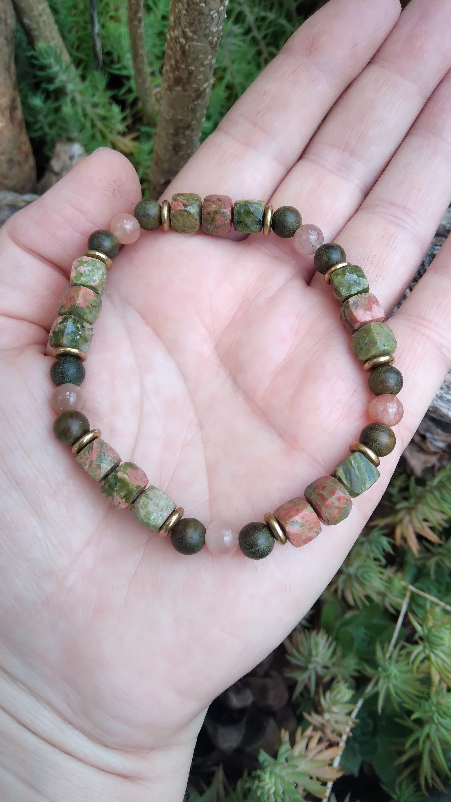 Bracelet en unakite, pierre de soleil et bois de santal "Empuissancement"