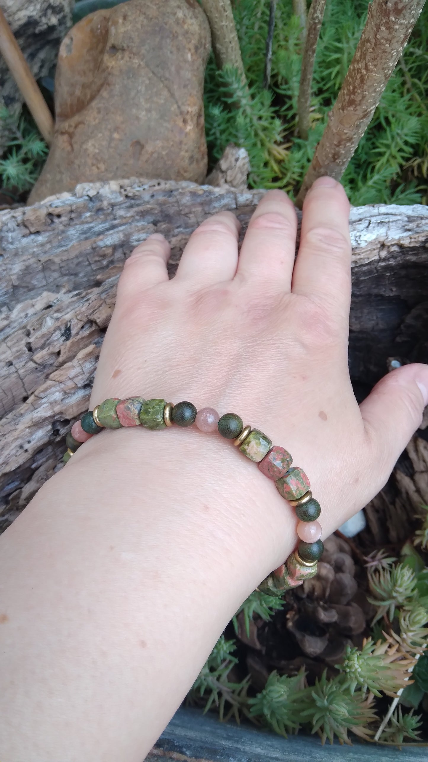 Bracelet en unakite, pierre de soleil et bois de santal "Empuissancement"