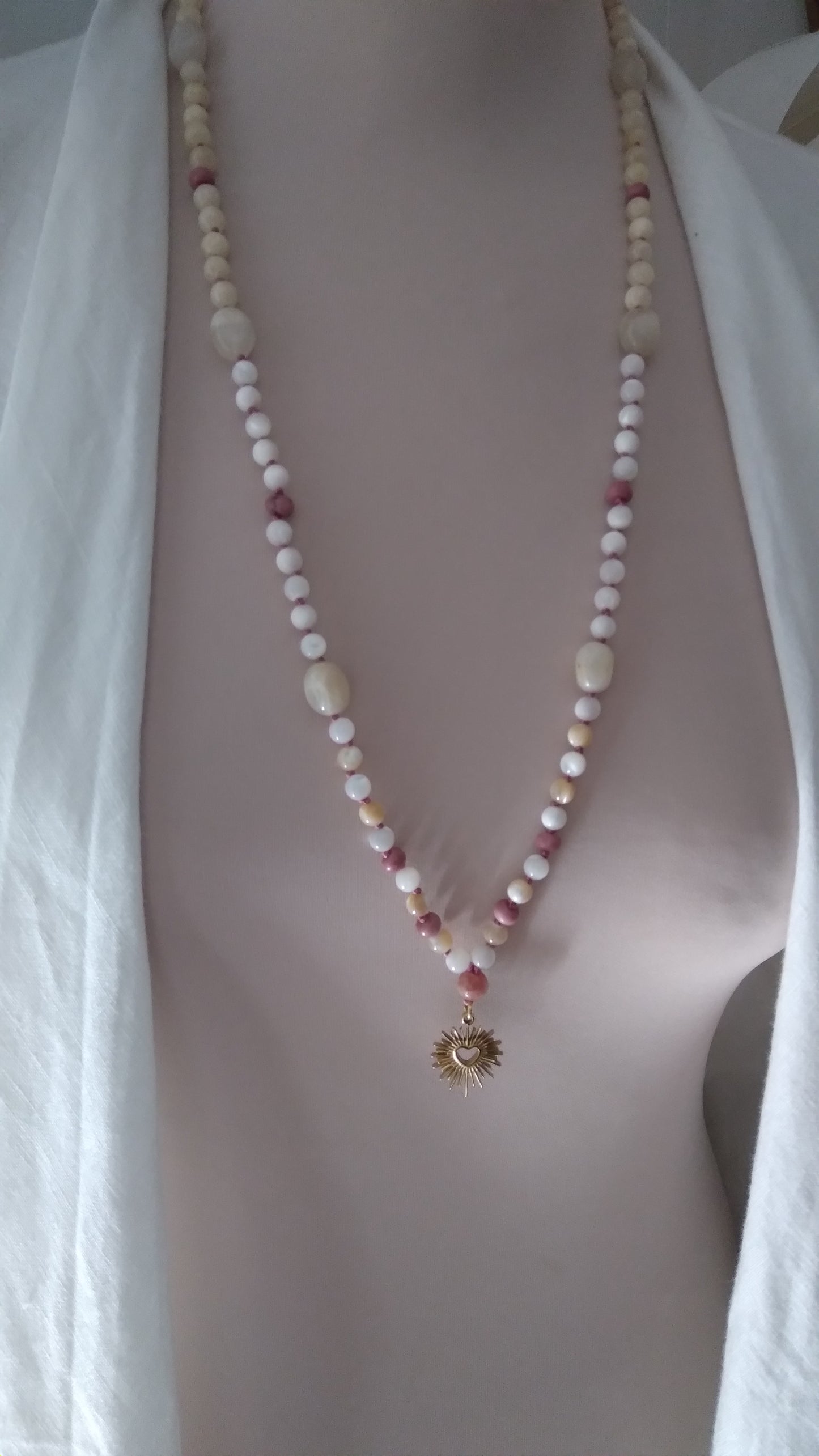 Mala en nacre, pierre de lune, calcite jaune, rhodonite et rhodochrosite "Sacré cœur"