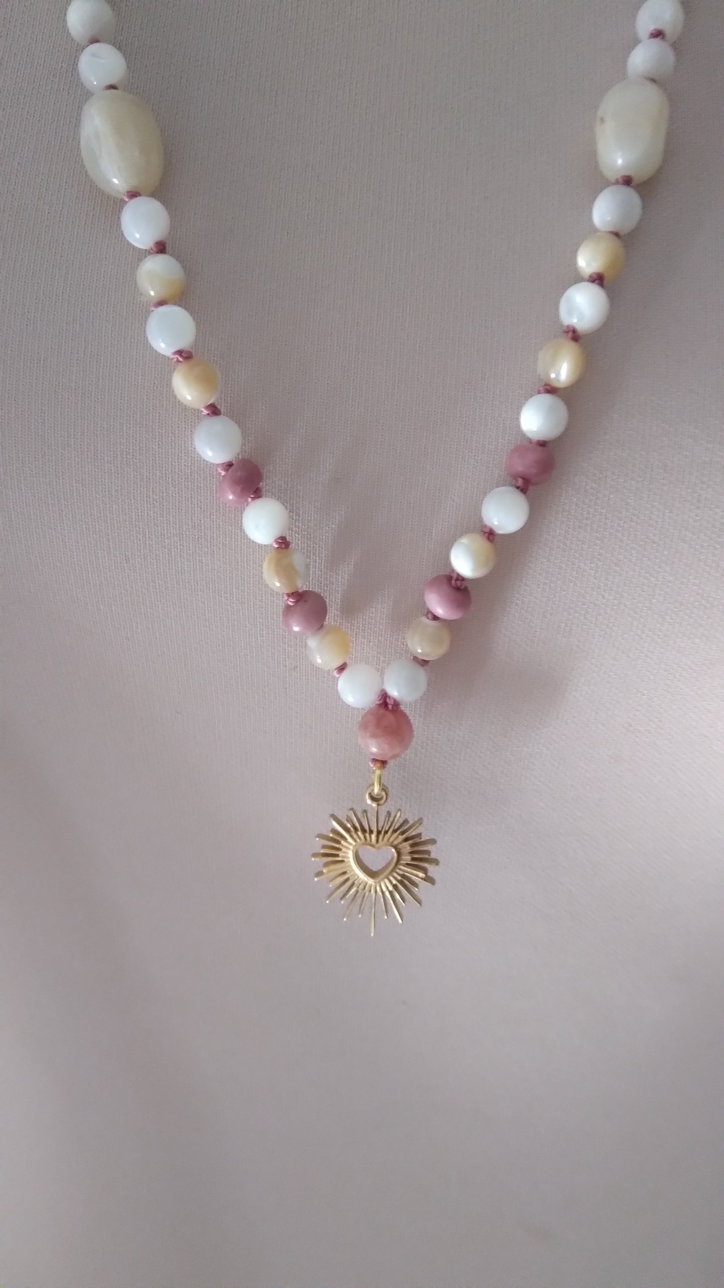 Mala en nacre, pierre de lune, calcite jaune, rhodonite et rhodochrosite "Sacré cœur"