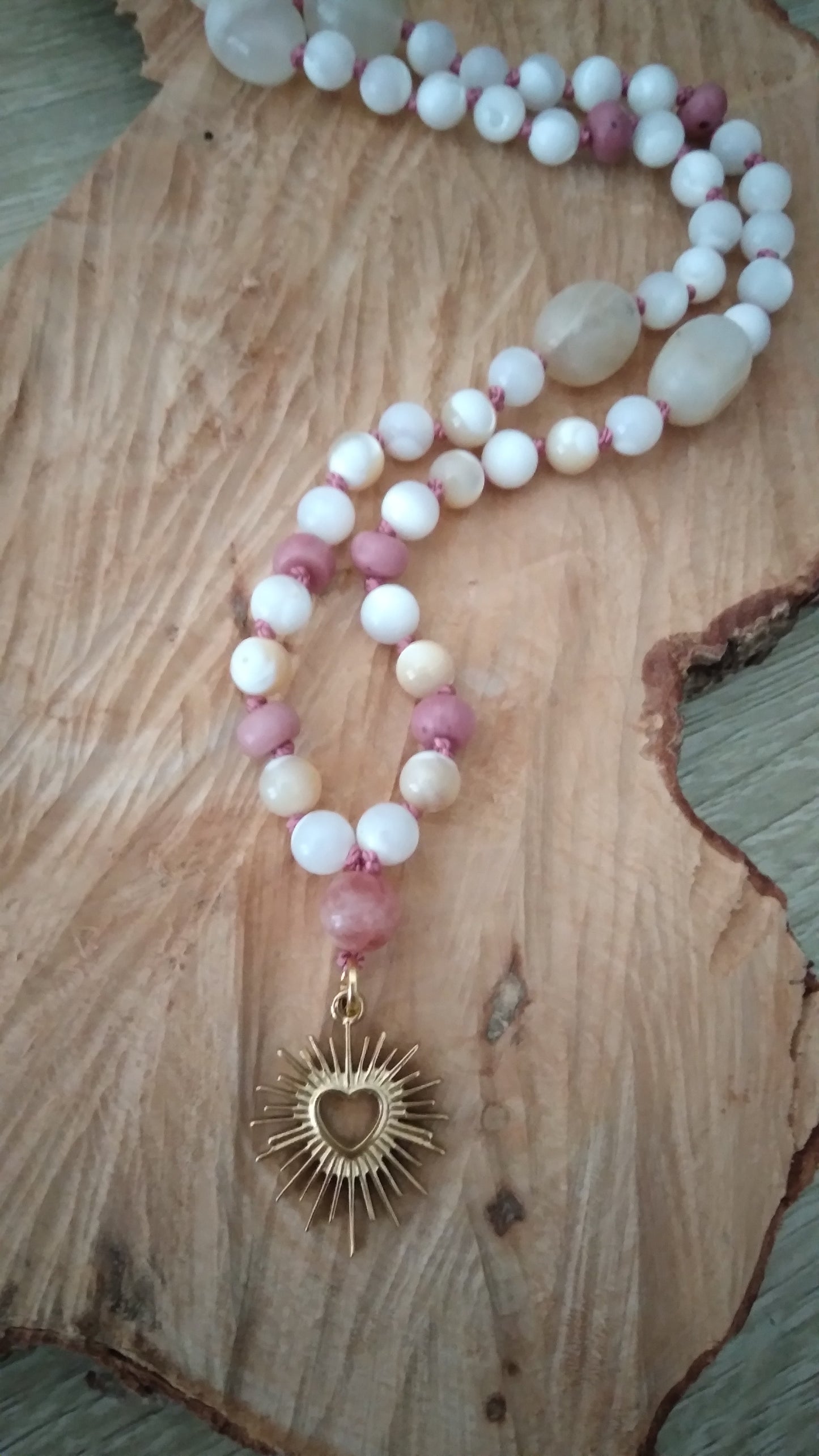 Mala en nacre, pierre de lune, calcite jaune, rhodonite et rhodochrosite "Sacré cœur"