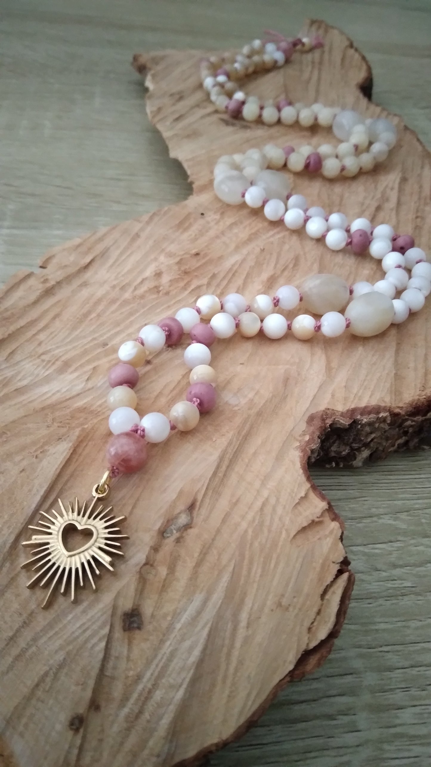 Mala en nacre, pierre de lune, calcite jaune, rhodonite et rhodochrosite "Sacré cœur"