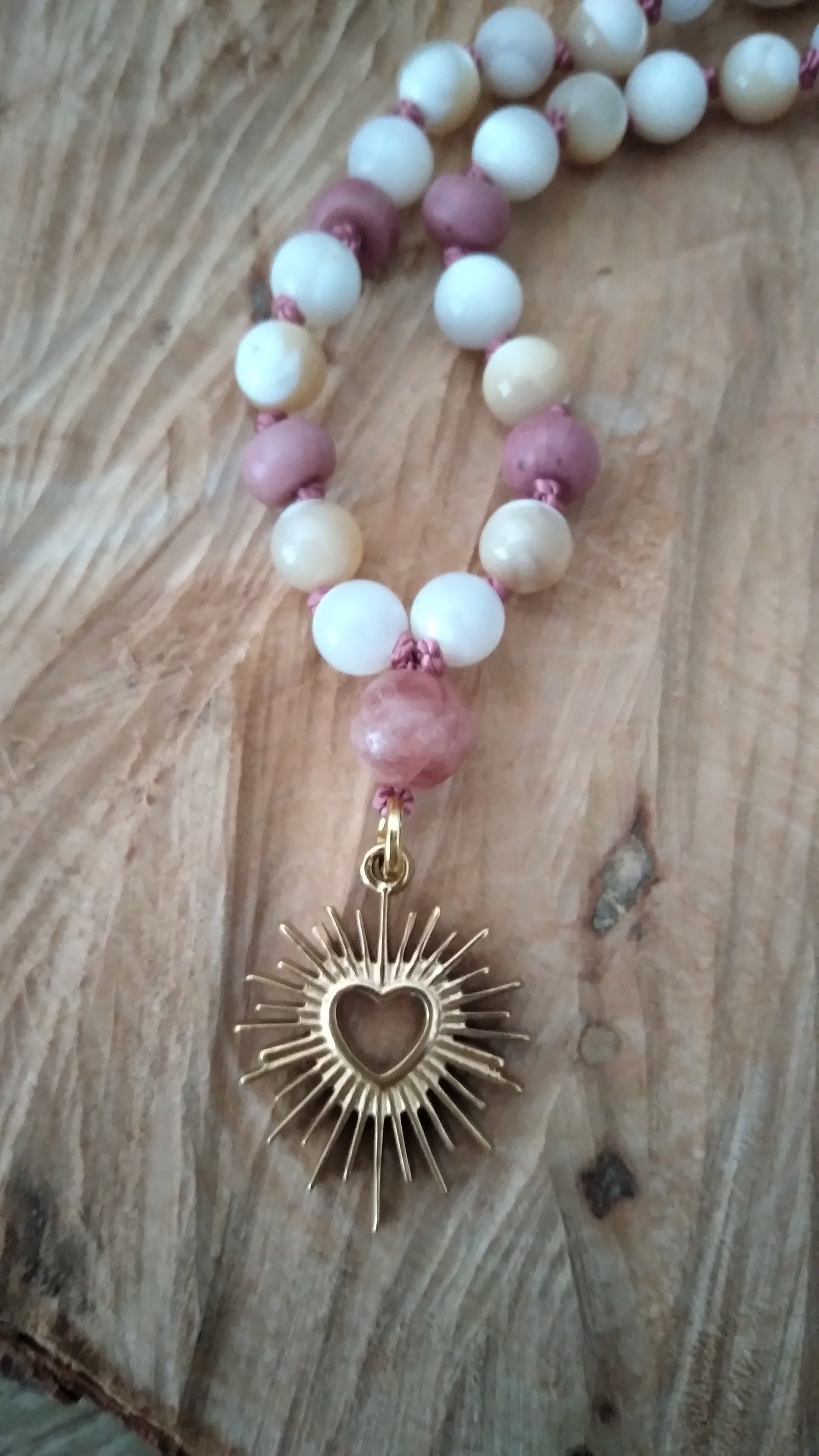 Mala en nacre, pierre de lune, calcite jaune, rhodonite et rhodochrosite "Sacré cœur"