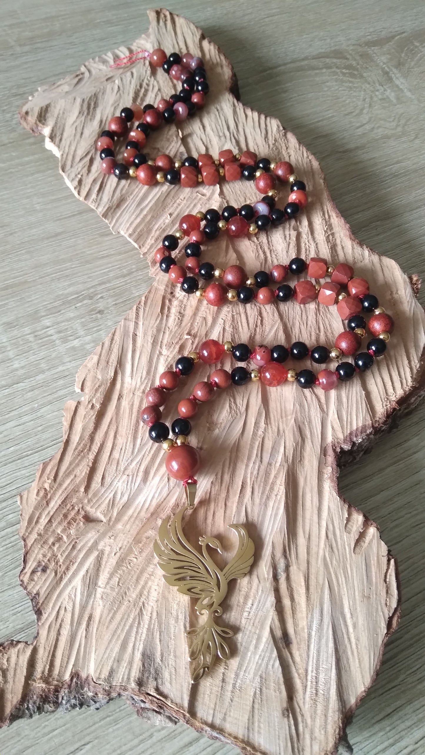 Mala personnalisé Phénix rouge en jaspe rouge, agate rouge, opale de feu, bois de rose et obsidienne noire