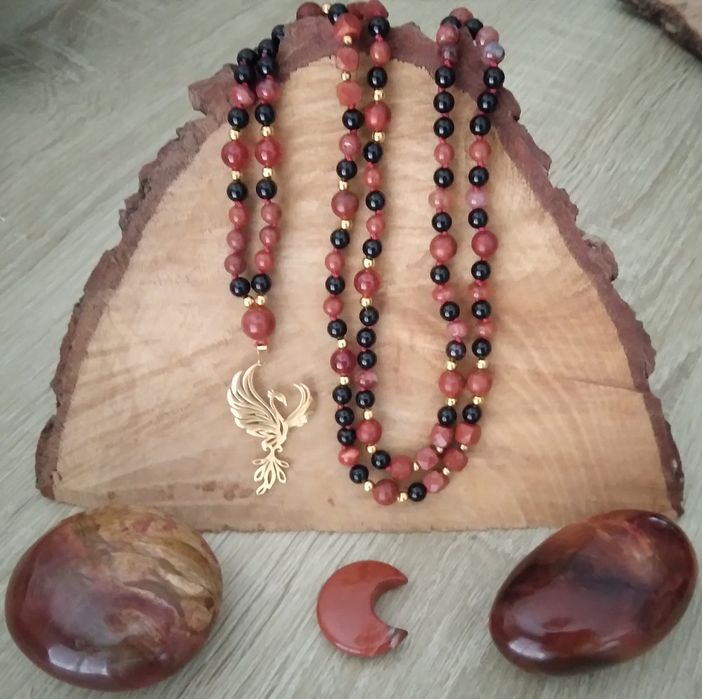 Mala personnalisé Phénix rouge en jaspe rouge, agate rouge, opale de feu, bois de rose et obsidienne noire