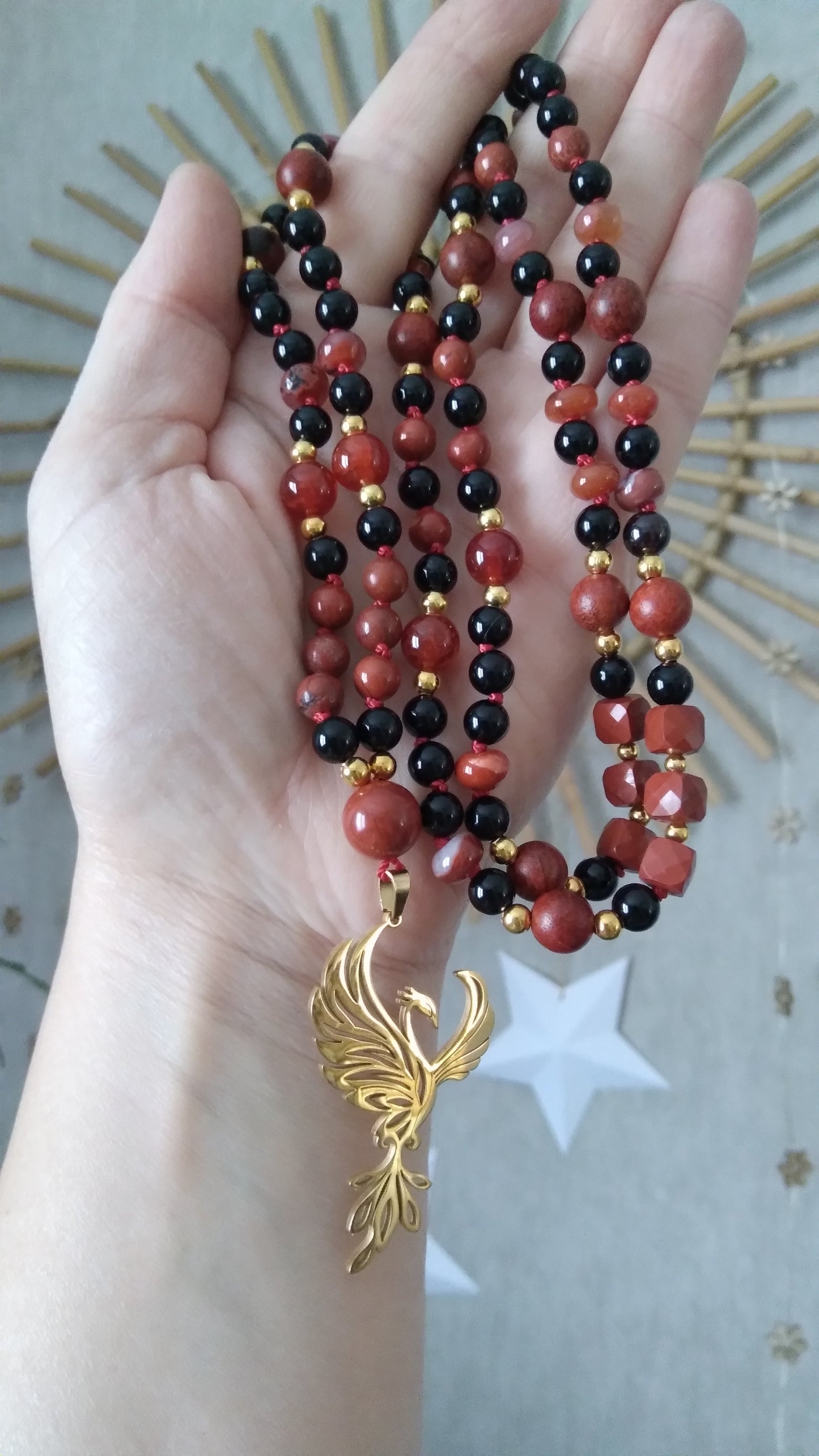 Mala personnalisé Phénix rouge en jaspe rouge, agate rouge, opale de feu, bois de rose et obsidienne noire