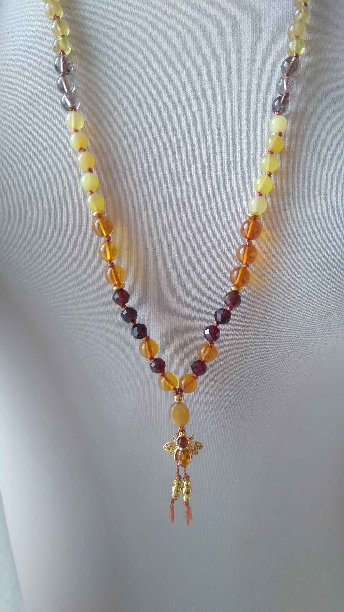 Mala "Abeille ambrée" en ambre, grenat hessonite, quartz rutile, quartz fumé, opale jaune et œil de tigre doré