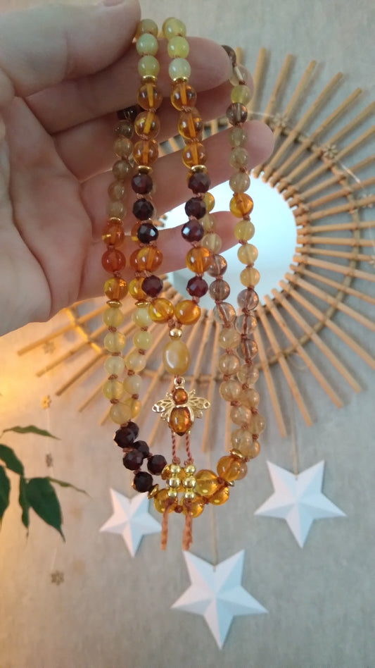 Mala "Abeille ambrée" en ambre, grenat hessonite, quartz rutile, quartz fumé, opale jaune et œil de tigre doré