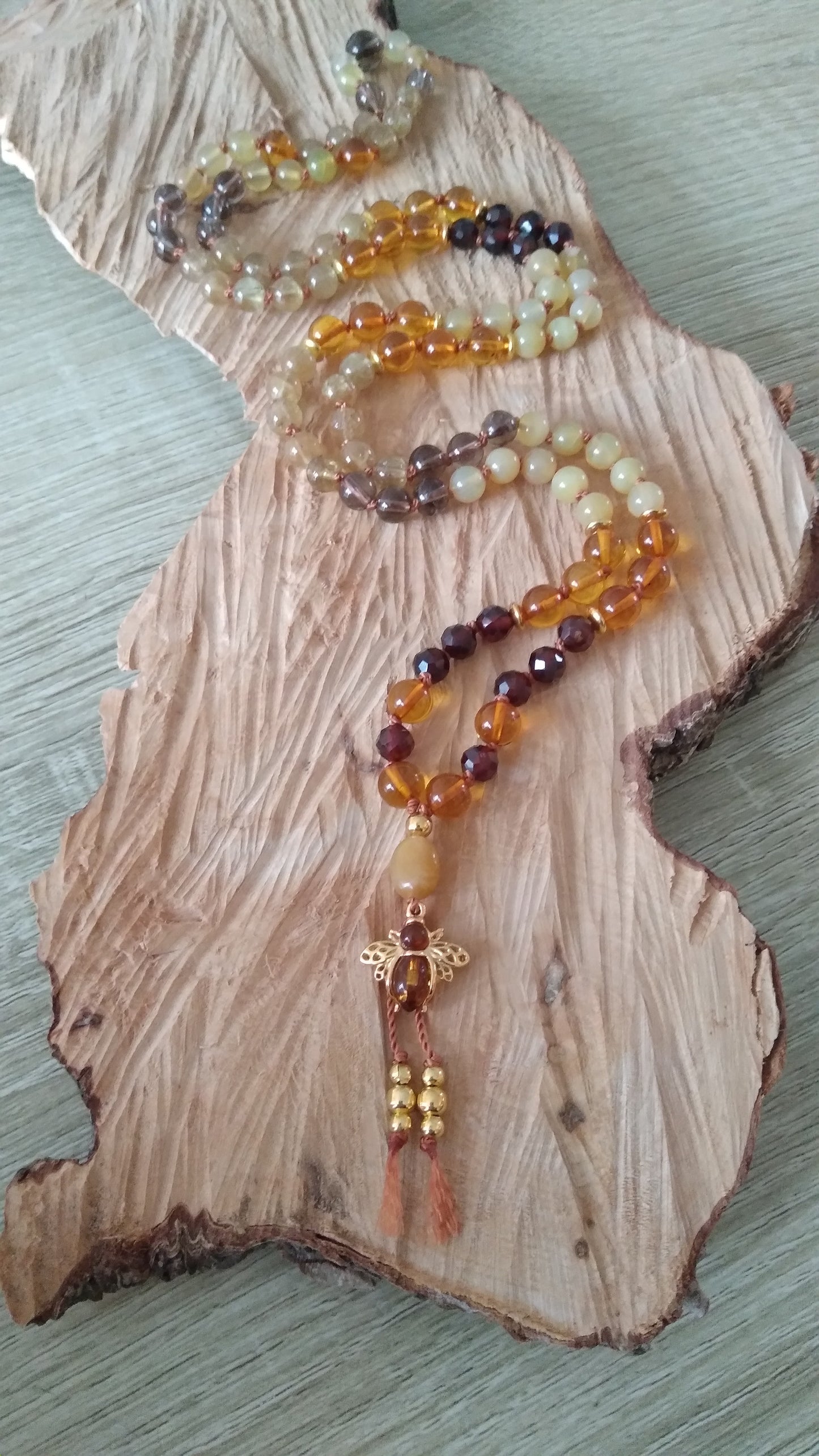 Mala "Abeille ambrée" en ambre, grenat hessonite, quartz rutile, quartz fumé, opale jaune et œil de tigre doré