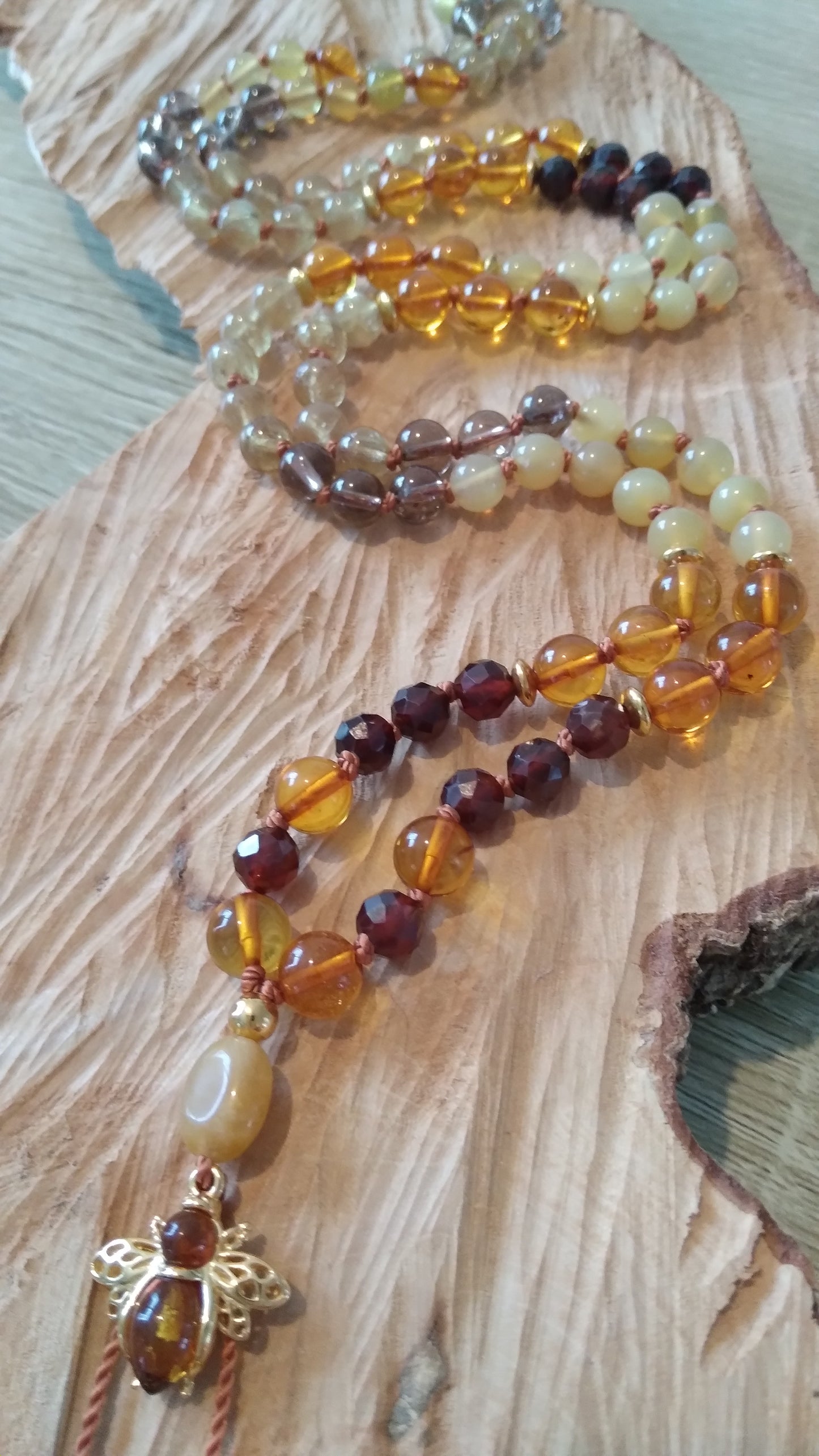 Mala "Abeille ambrée" en ambre, grenat hessonite, quartz rutile, quartz fumé, opale jaune et œil de tigre doré