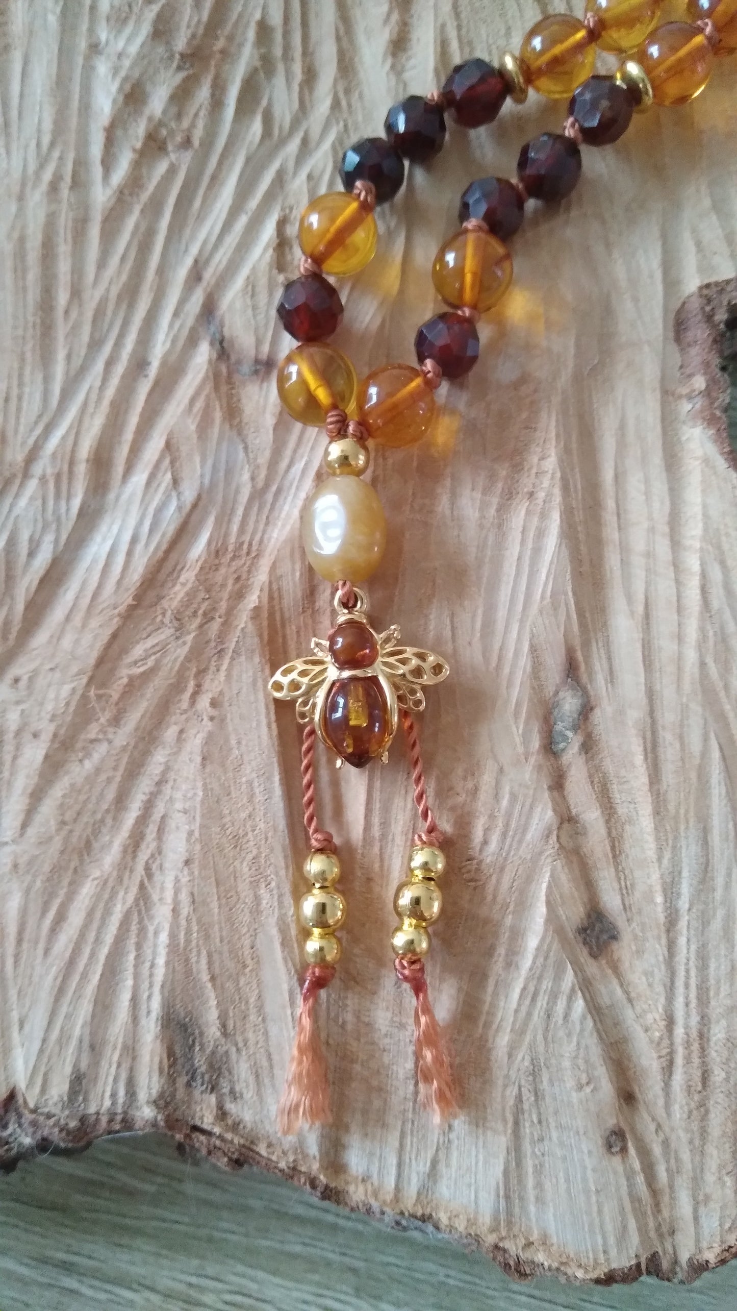 Mala "Abeille ambrée" en ambre, grenat hessonite, quartz rutile, quartz fumé, opale jaune et œil de tigre doré