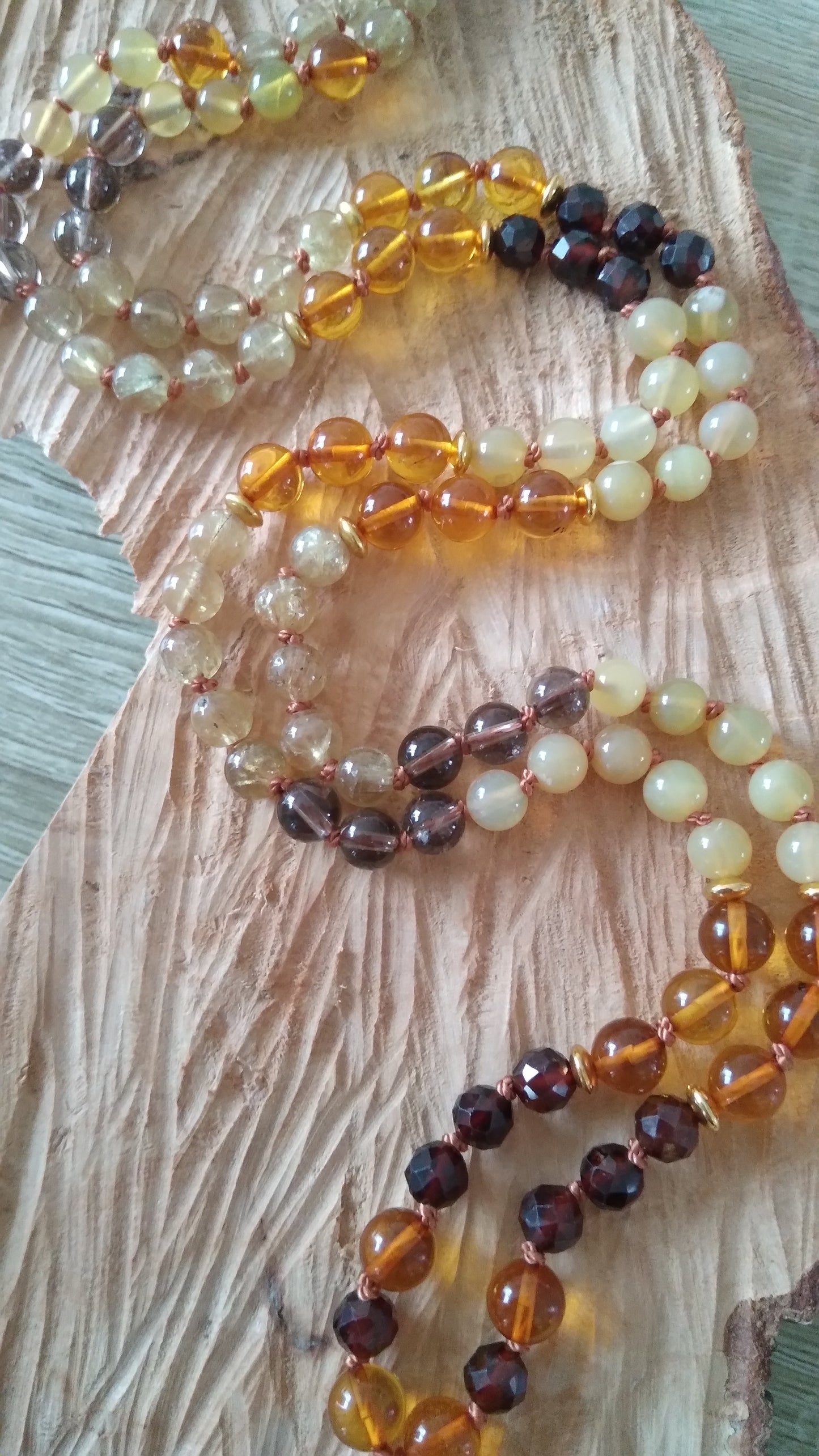 Mala "Abeille ambrée" en ambre, grenat hessonite, quartz rutile, quartz fumé, opale jaune et œil de tigre doré