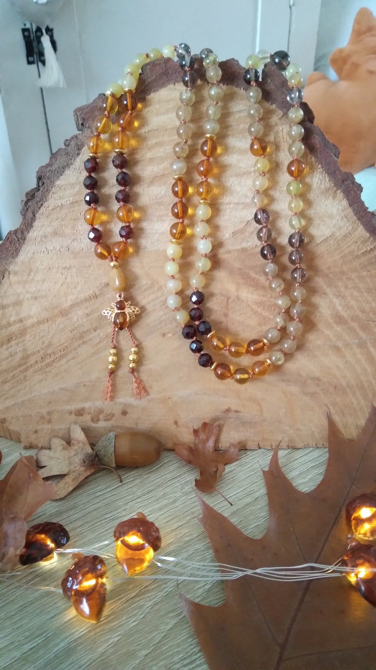 Mala "Abeille ambrée" en ambre, grenat hessonite, quartz rutile, quartz fumé, opale jaune et œil de tigre doré