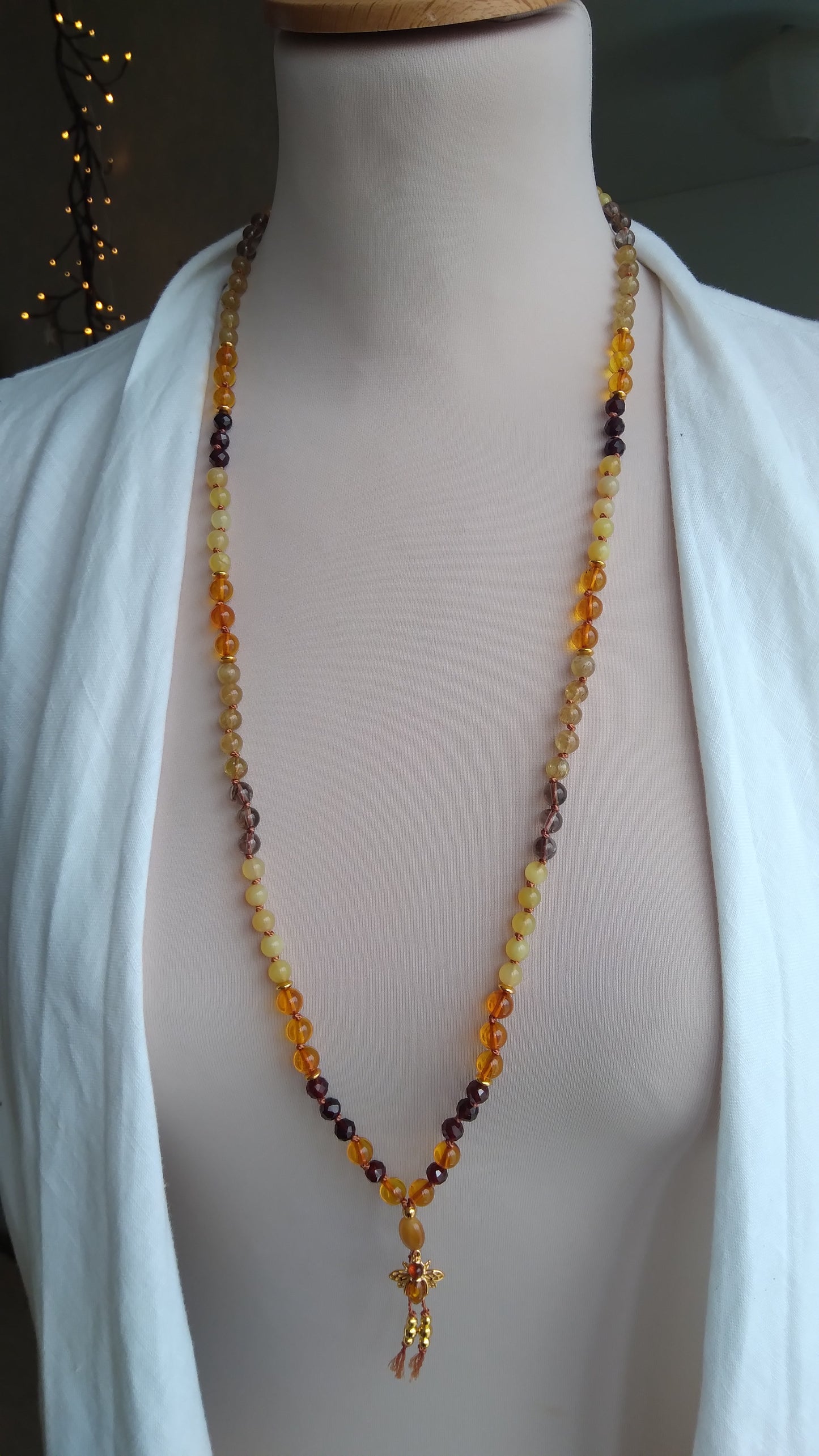 Mala "Abeille ambrée" en ambre, grenat hessonite, quartz rutile, quartz fumé, opale jaune et œil de tigre doré