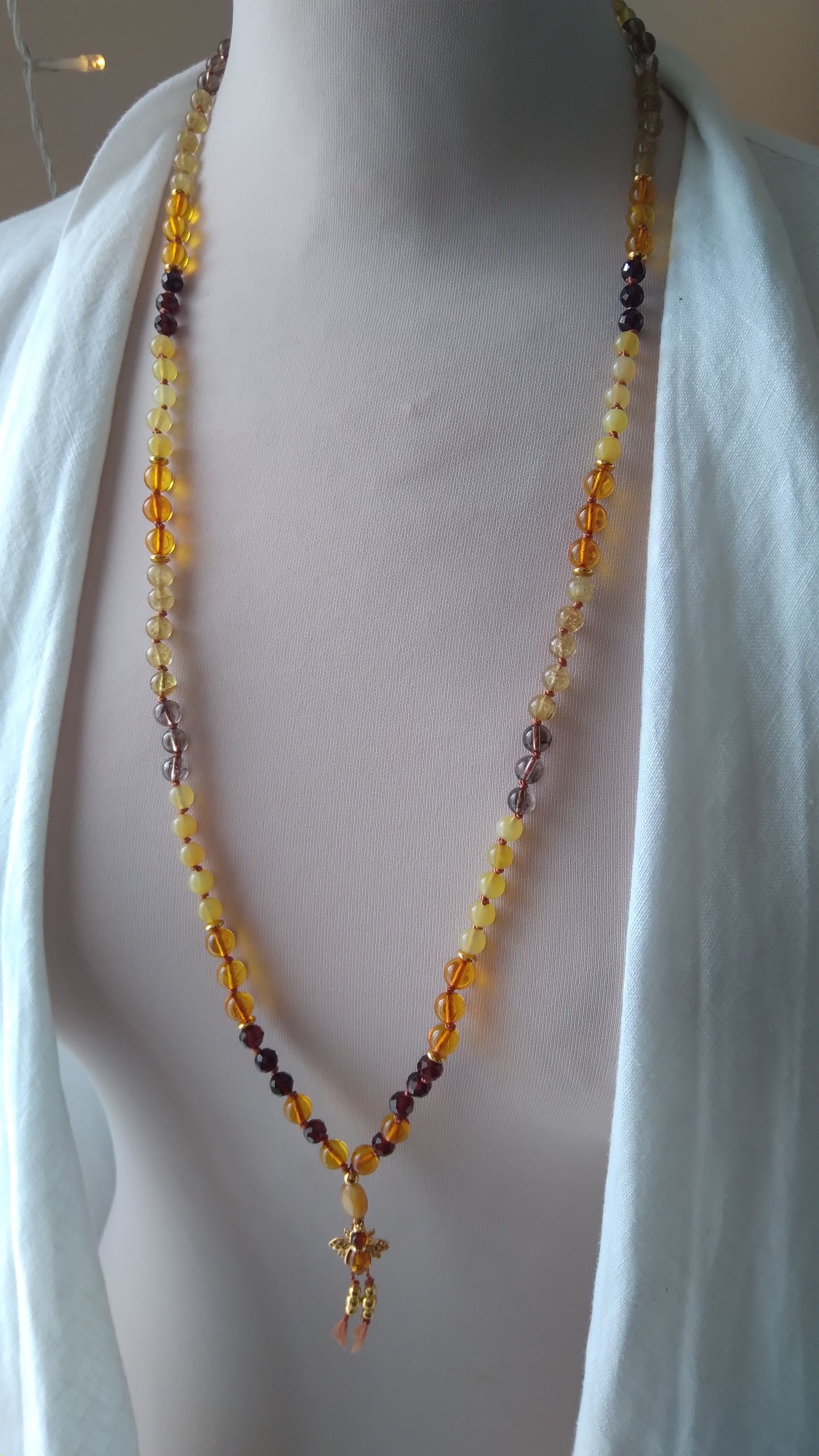 Mala "Abeille ambrée" en ambre, grenat hessonite, quartz rutile, quartz fumé, opale jaune et œil de tigre doré