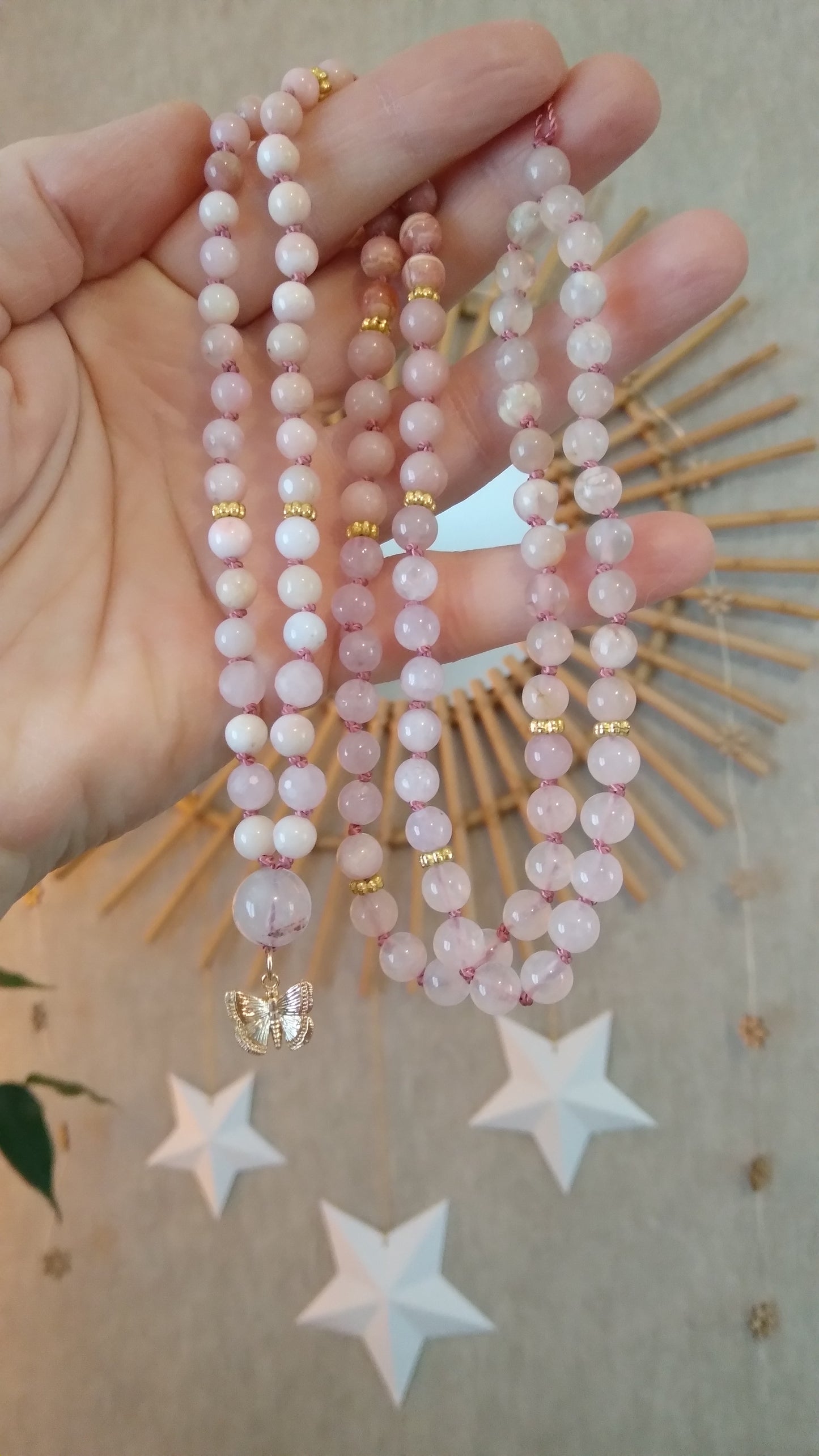 Mala Papillon en quartz rose, quartz fraise, rhodochrosite, kunzite et agate fleur de cerisier