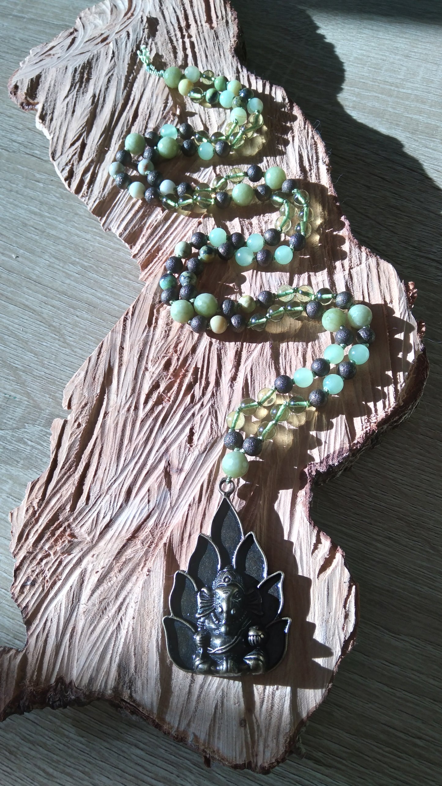 Mala "Ganesh" en jade, calcite verte et ambre vert