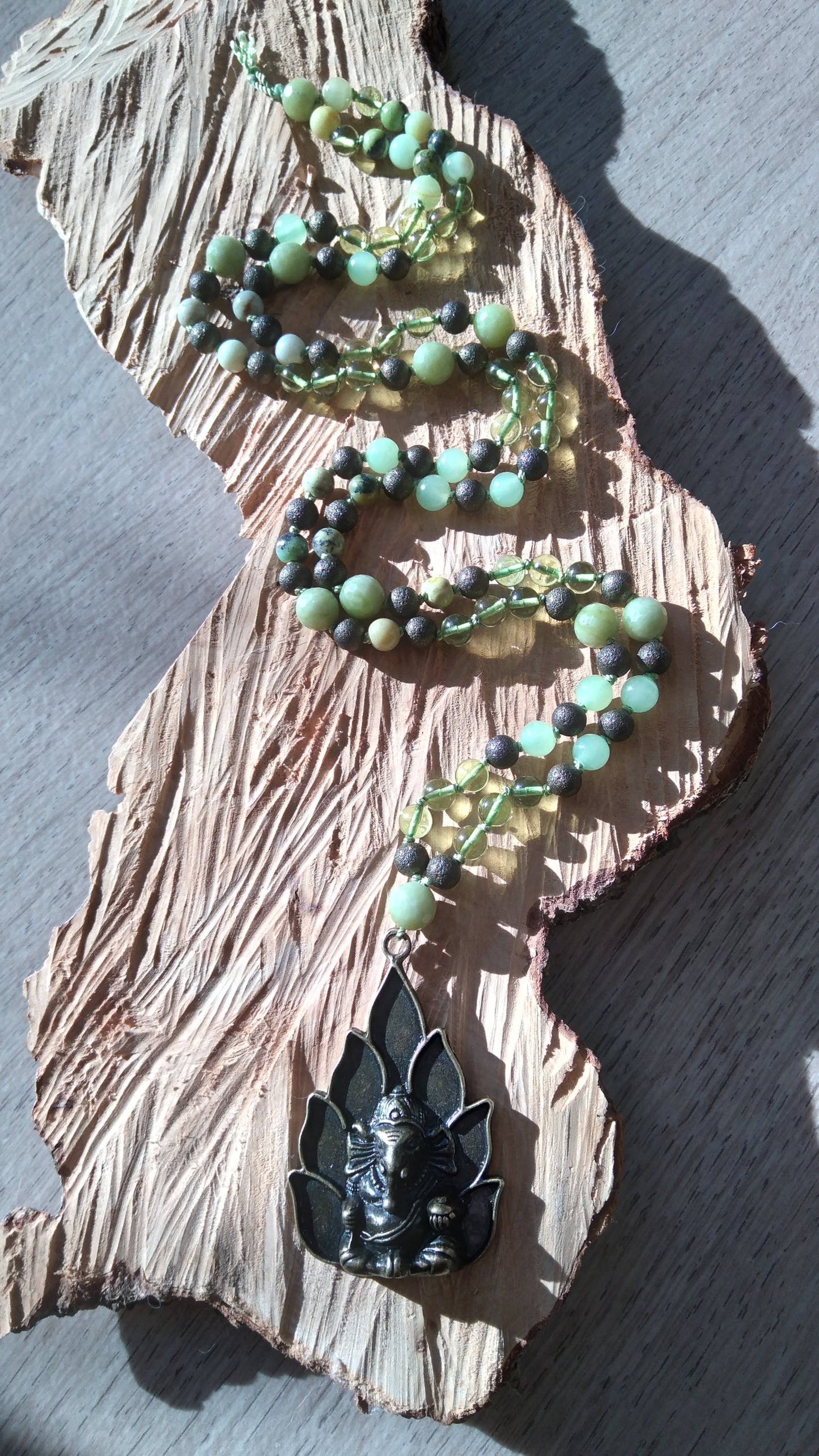 Mala "Ganesh" en jade, calcite verte et ambre vert