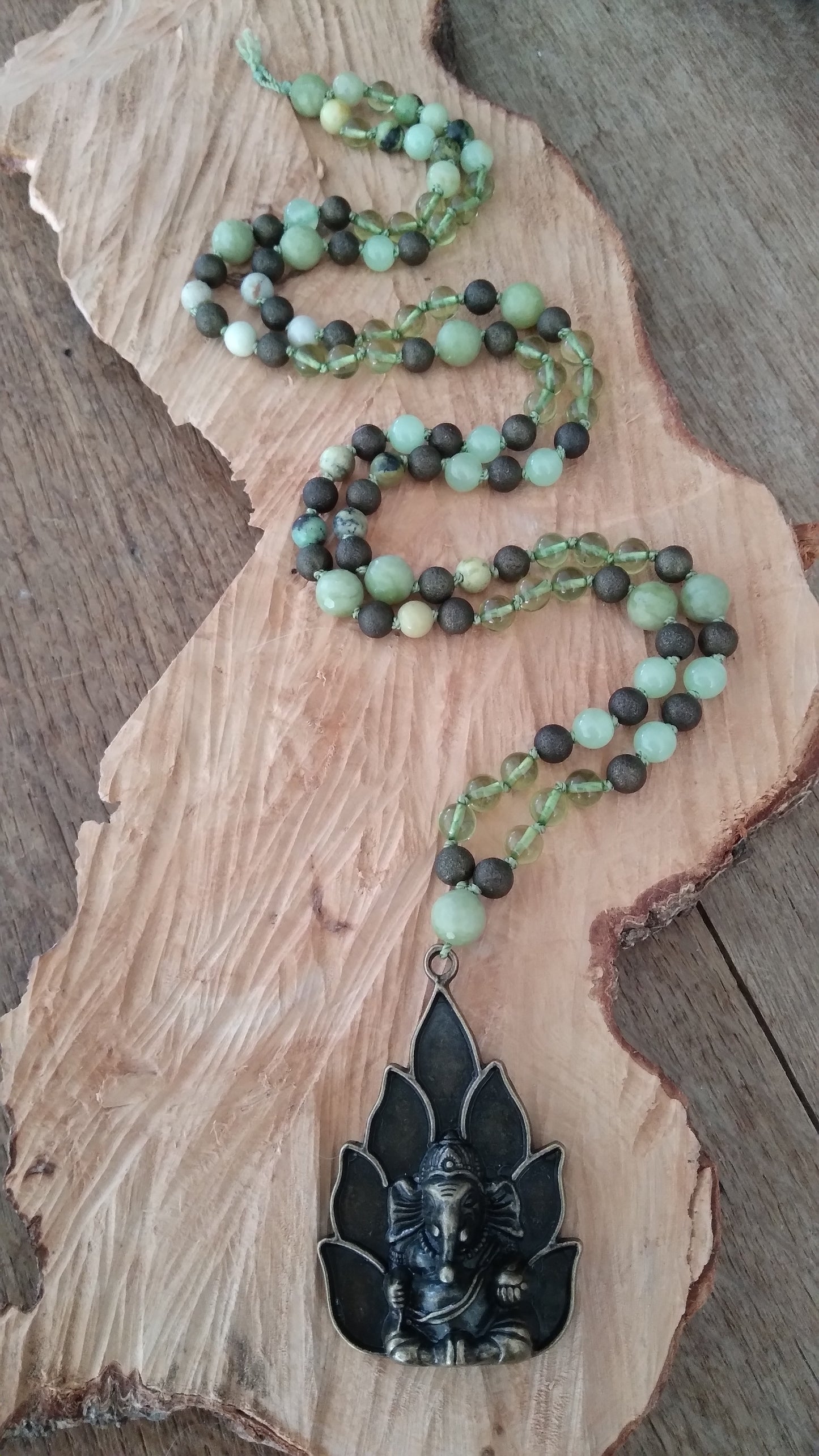 Mala "Ganesh" en jade, calcite verte et ambre vert