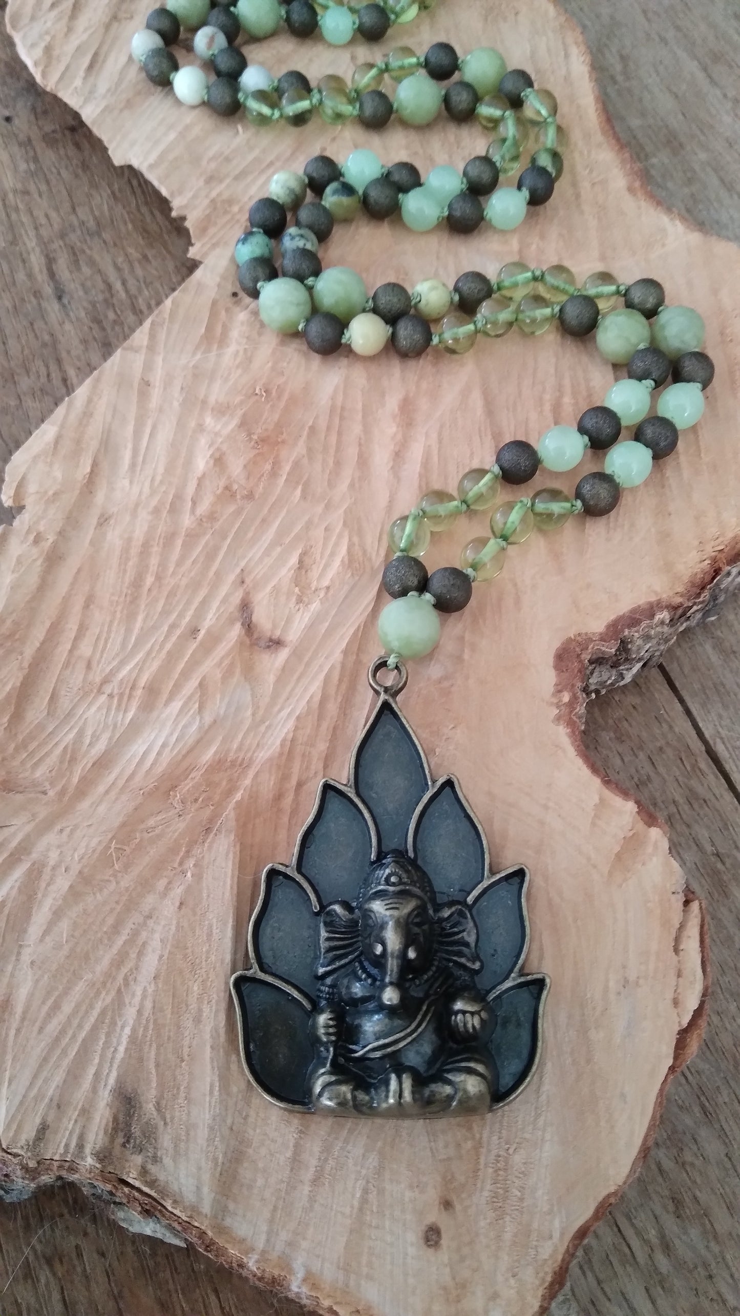 Mala "Ganesh" en jade, calcite verte et ambre vert