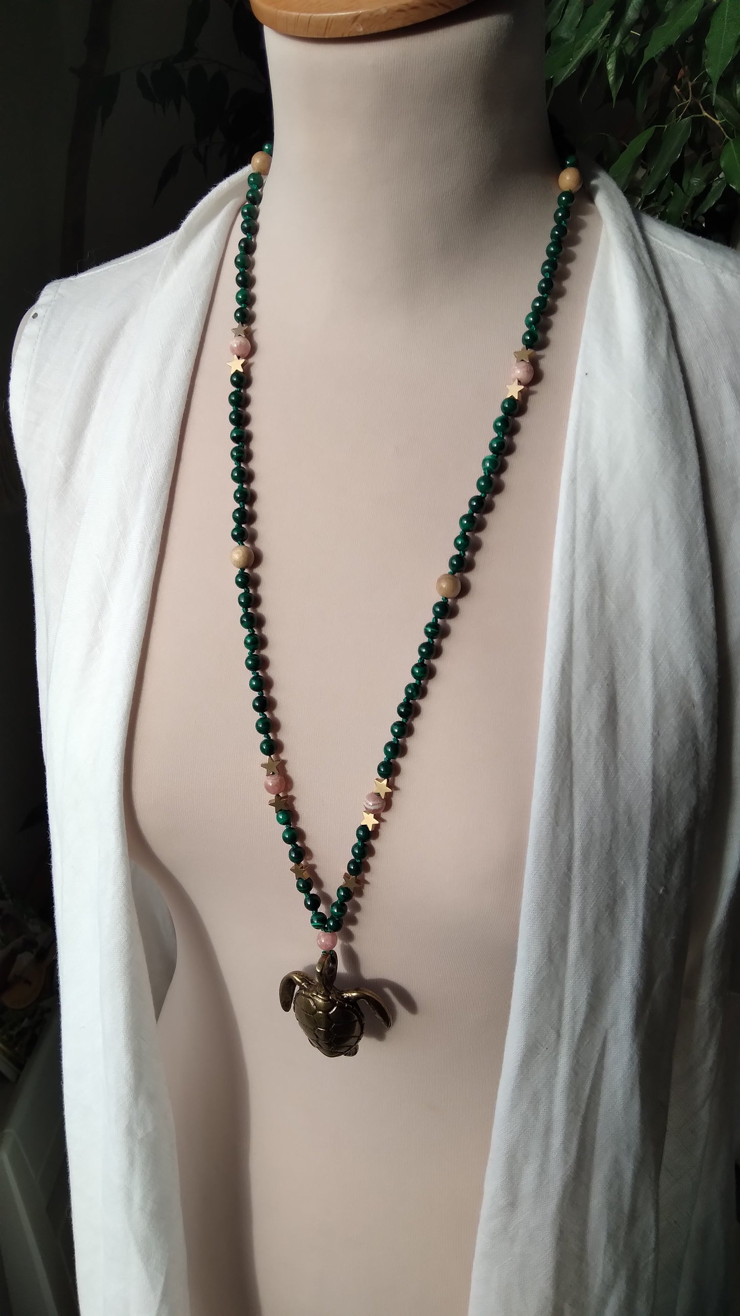 Mala "Tortue" en malachite, rhodochrosite, rhodonite et camphre