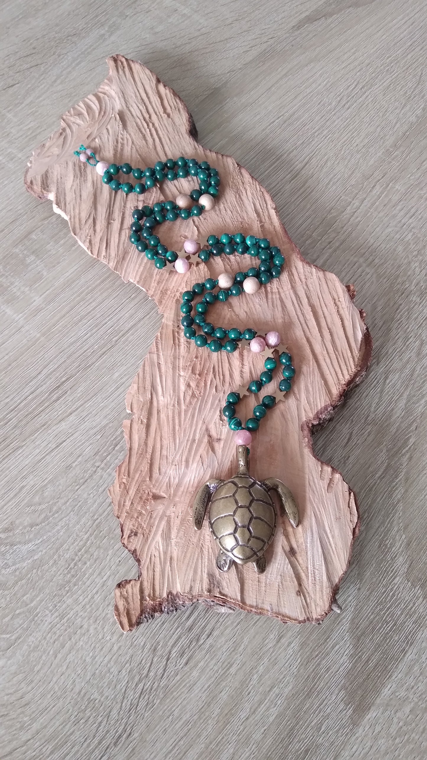 Mala "Tortue" en malachite, rhodochrosite, rhodonite et camphre