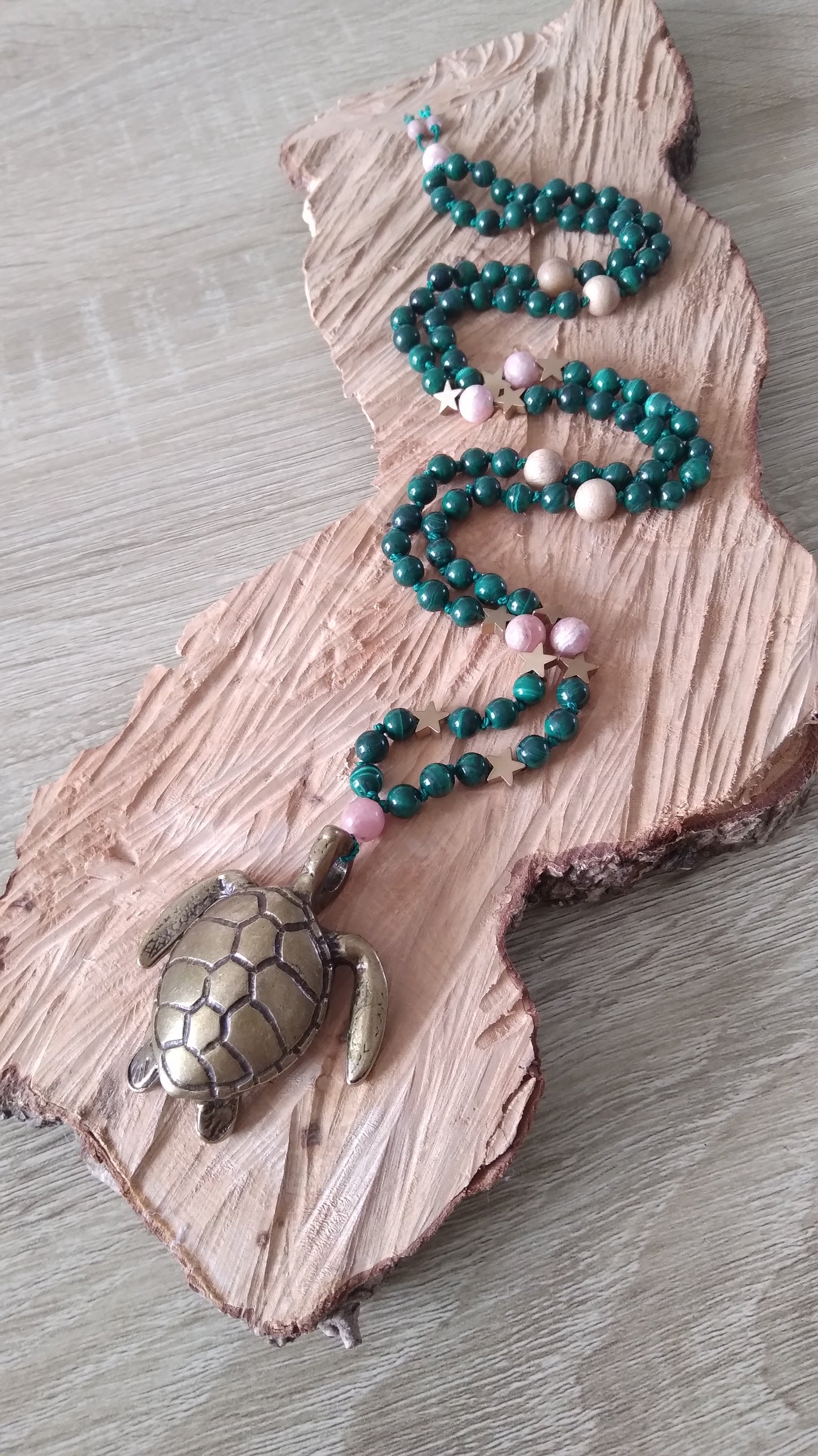 Mala "Tortue" en malachite, rhodochrosite, rhodonite et camphre