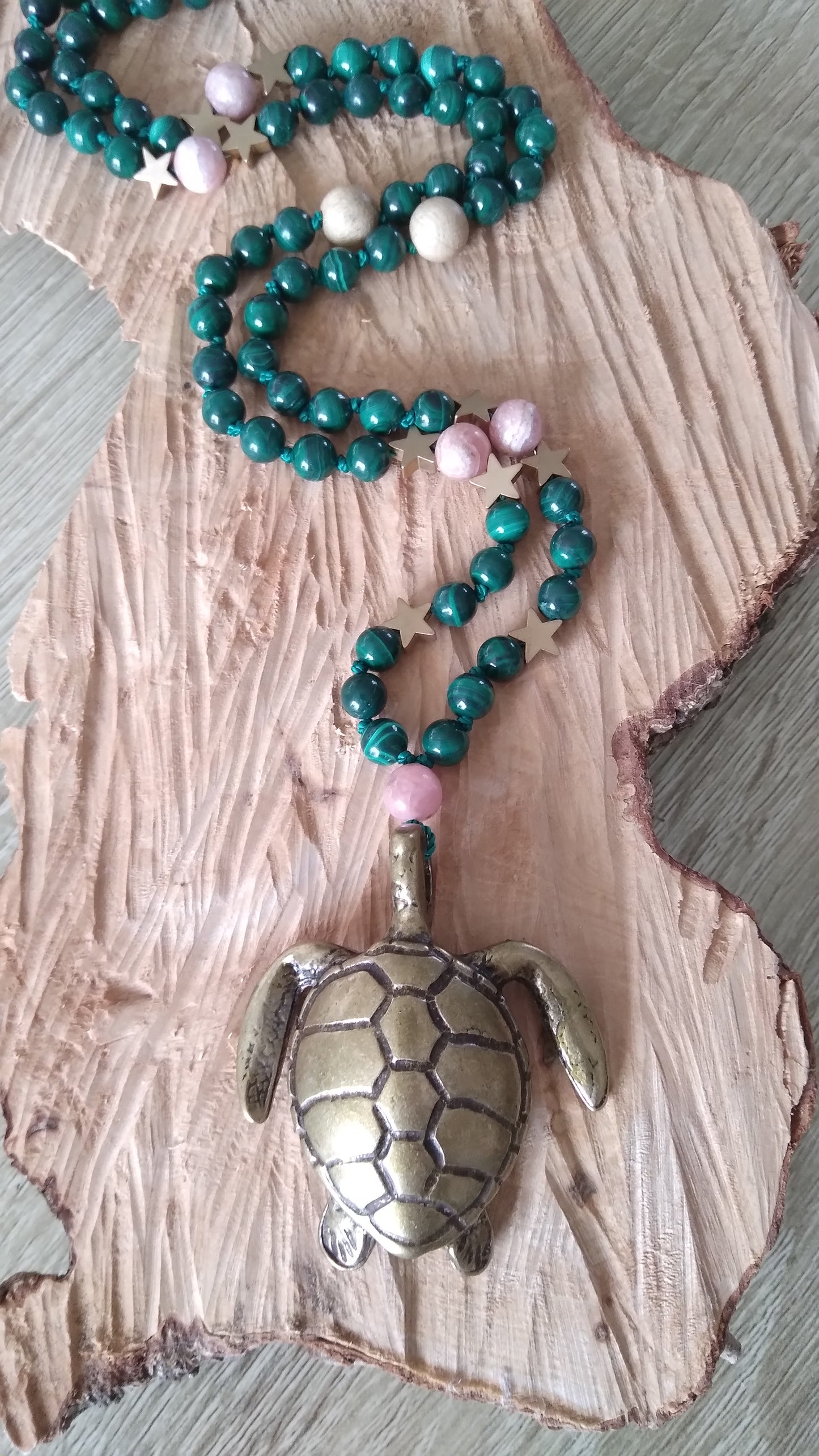 Mala "Tortue" en malachite, rhodochrosite, rhodonite et camphre