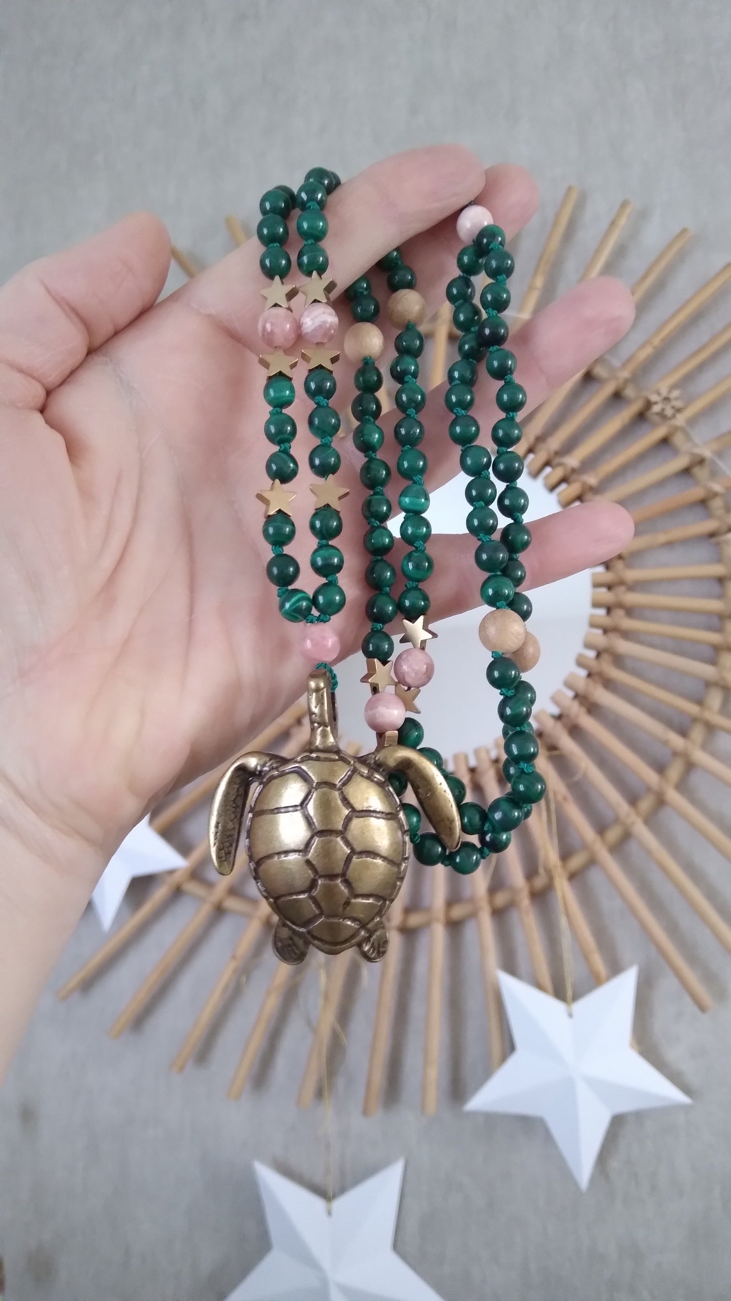 Mala "Tortue" en malachite, rhodochrosite, rhodonite et camphre