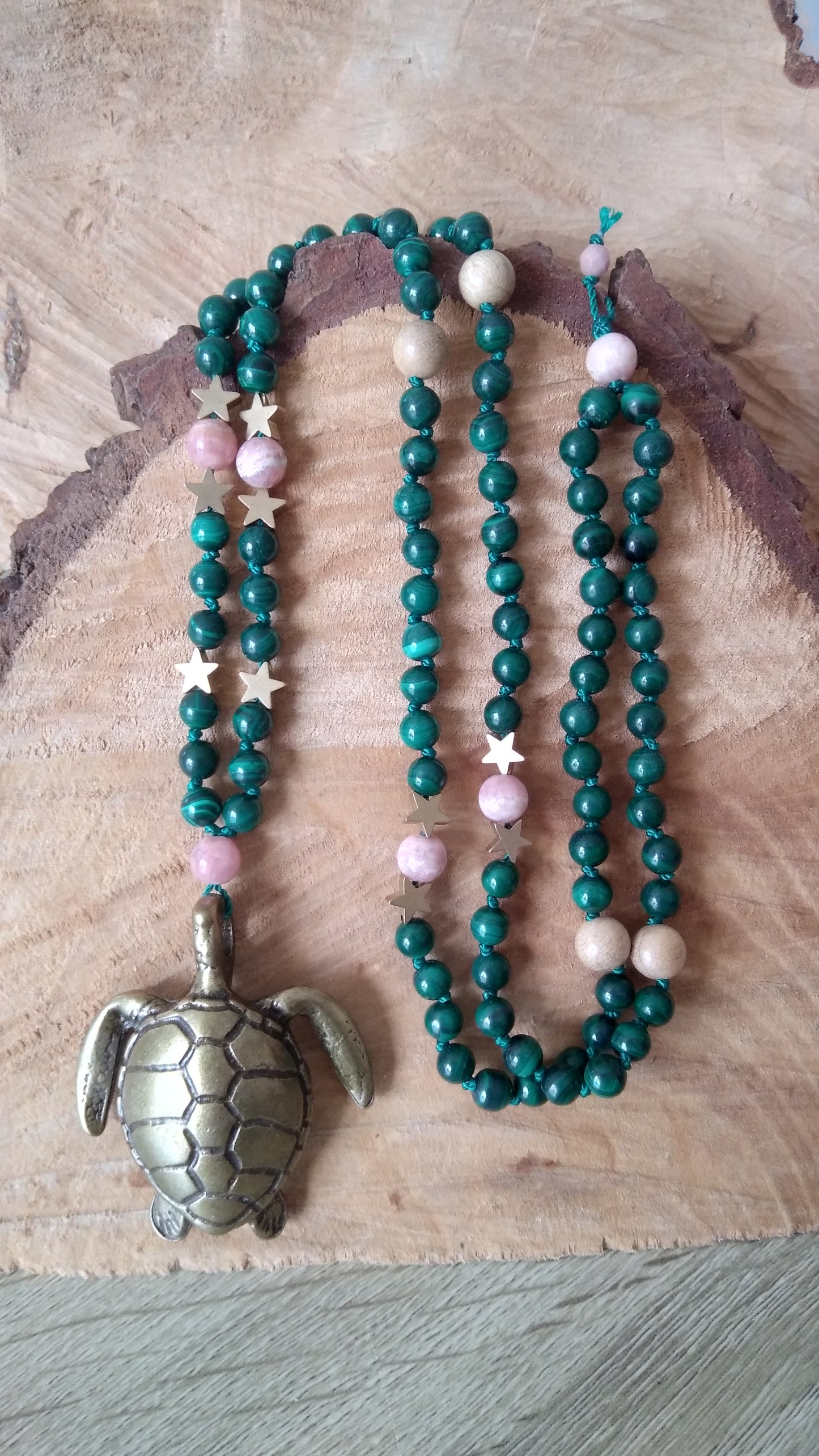 Mala "Tortue" en malachite, rhodochrosite, rhodonite et camphre