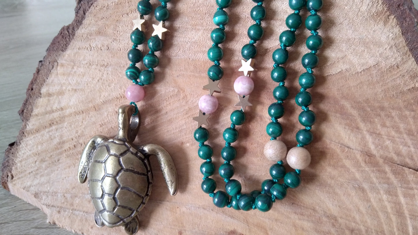 Mala "Tortue" en malachite, rhodochrosite, rhodonite et camphre