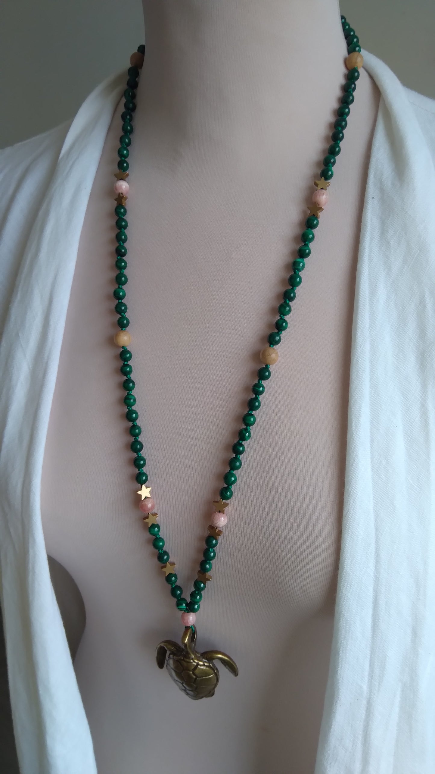 Mala "Tortue" en malachite, rhodochrosite, rhodonite et camphre