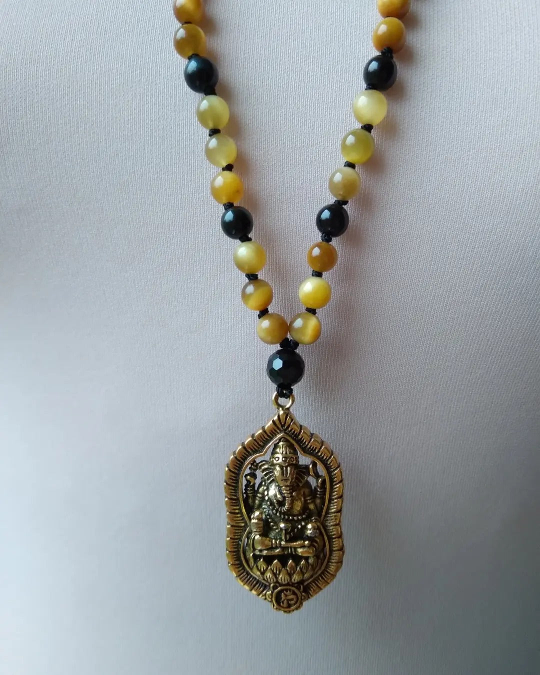 Mala Ganesh en œil de tigre, obsidienne noire et spinelle noire