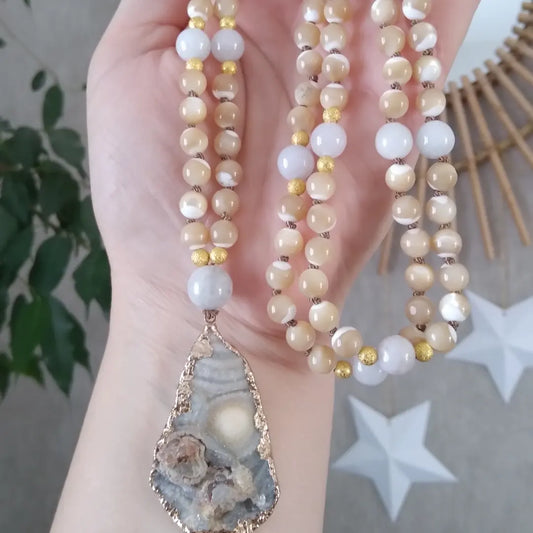 Mala "Soin de guérison de l'utérus" en nacre beige et jade blanc, pendentif en agate