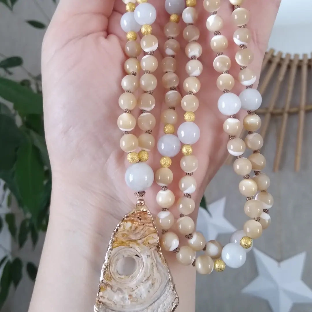 Mala "Soin de guérison de l'utérus" en nacre beige et jade blanc, pendentif en agate