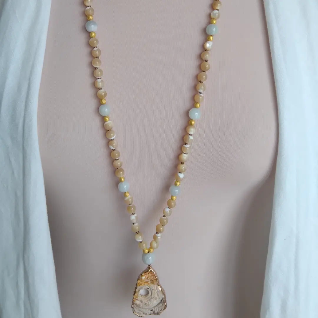 Mala "Soin de guérison de l'utérus" en nacre beige et jade blanc, pendentif en agate