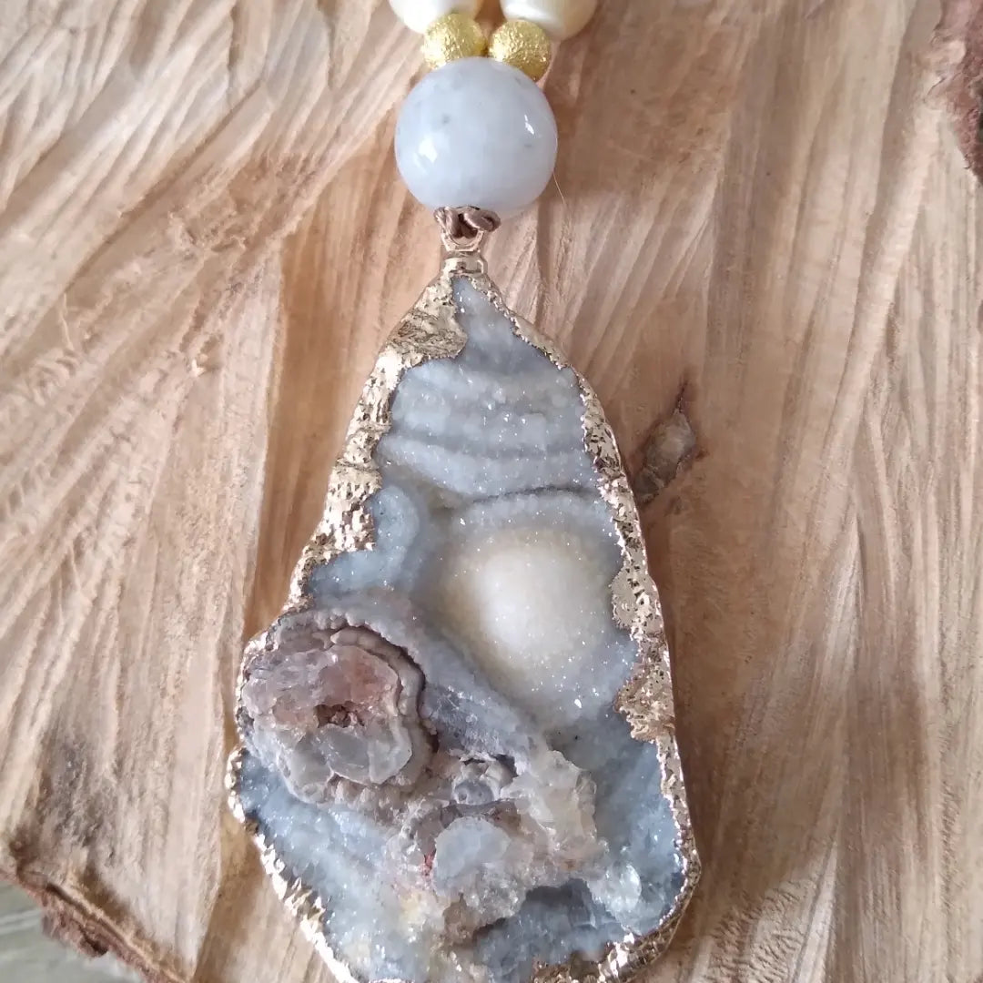 Mala "Soin de guérison de l'utérus" en nacre beige et jade blanc, pendentif en agate