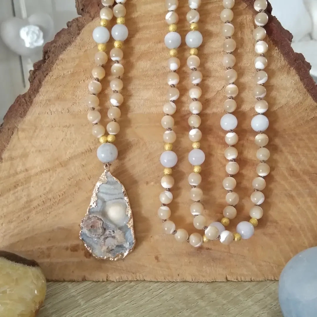 Mala "Soin de guérison de l'utérus" en nacre beige et jade blanc, pendentif en agate