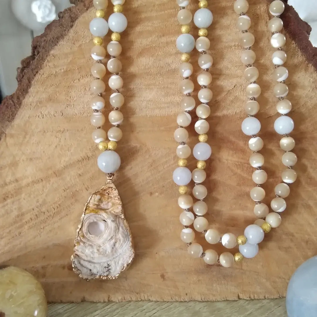 Mala "Soin de guérison de l'utérus" en nacre beige et jade blanc, pendentif en agate