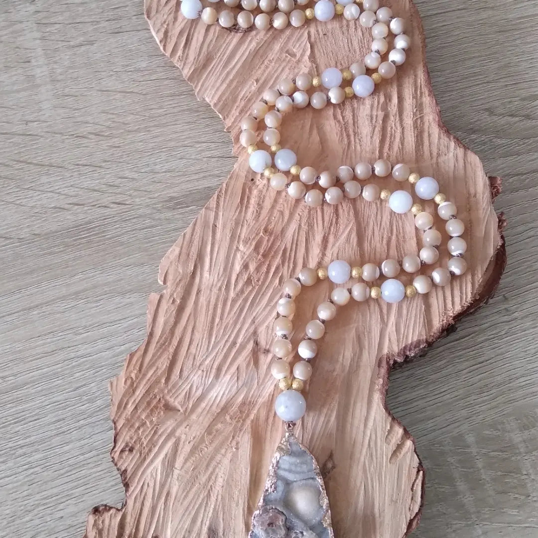 Mala "Soin de guérison de l'utérus" en nacre beige et jade blanc, pendentif en agate