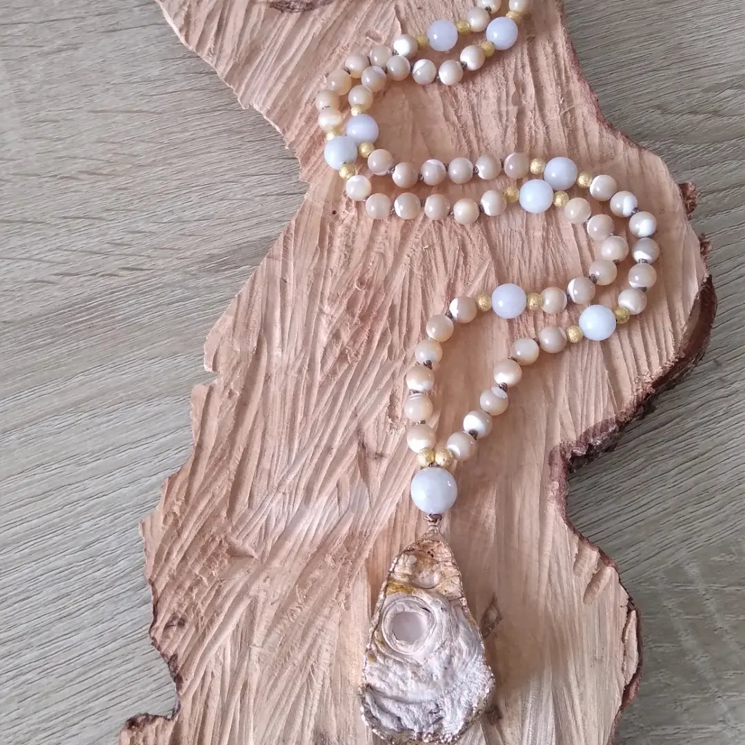 Mala "Soin de guérison de l'utérus" en nacre beige et jade blanc, pendentif en agate