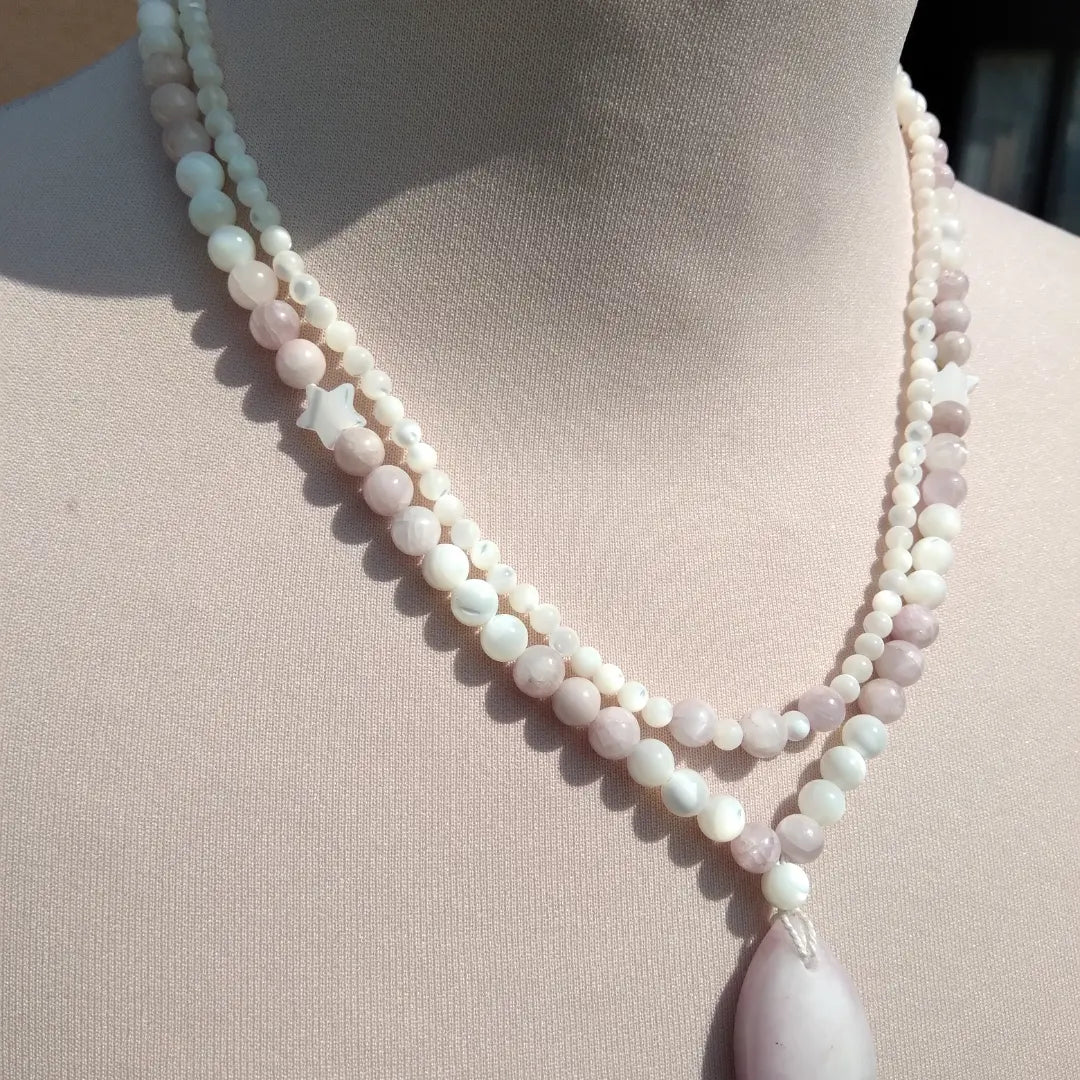 Double collier "Apaisement" en kunzite et nacre