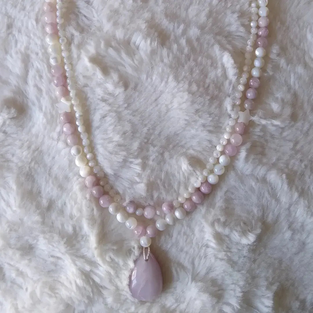 Double collier "Apaisement" en kunzite et nacre